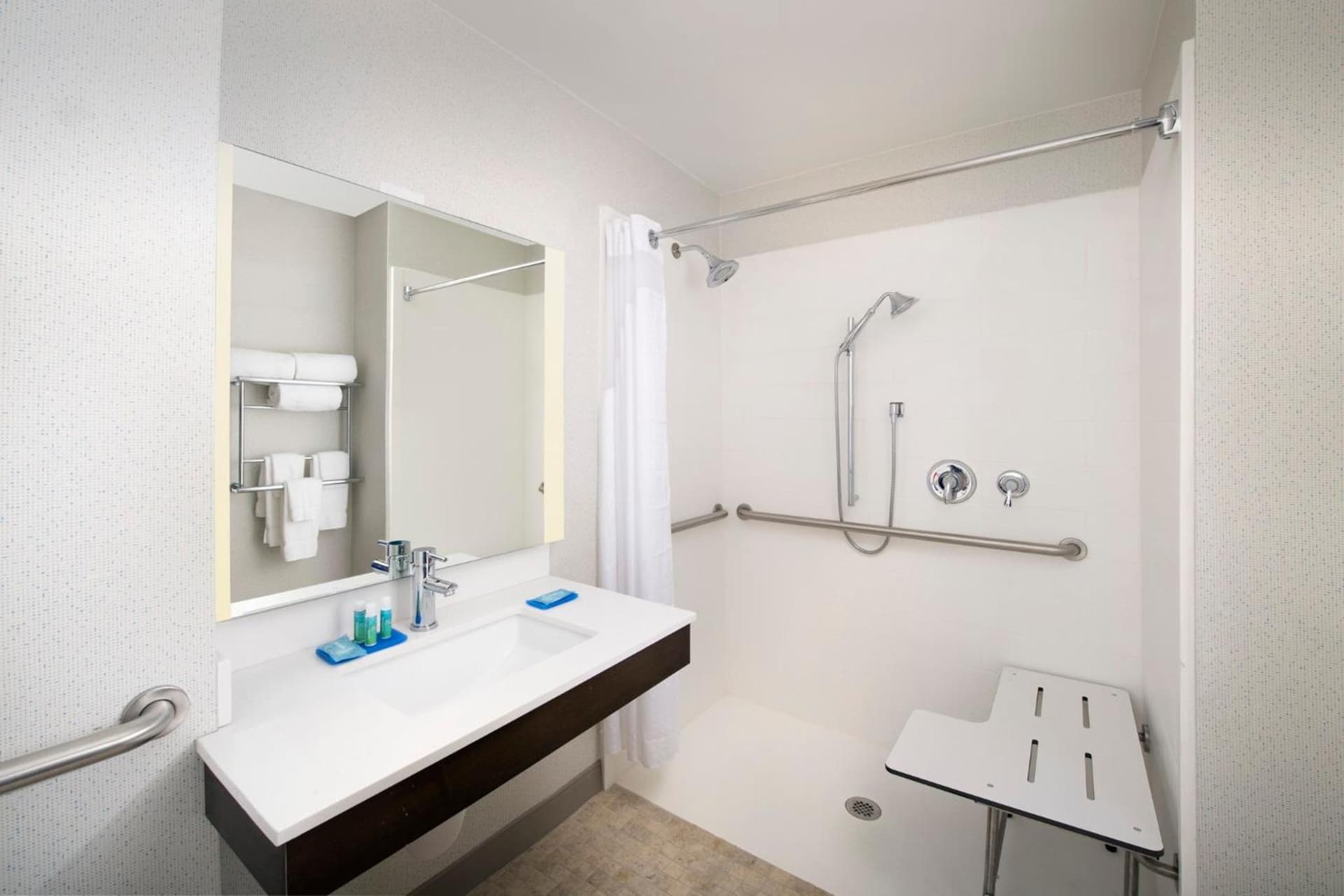 Holiday Inn Express & Suites Baltimore - BWI Airport North by IHG interior in Linthicum Heights, MD — gallery photo 2