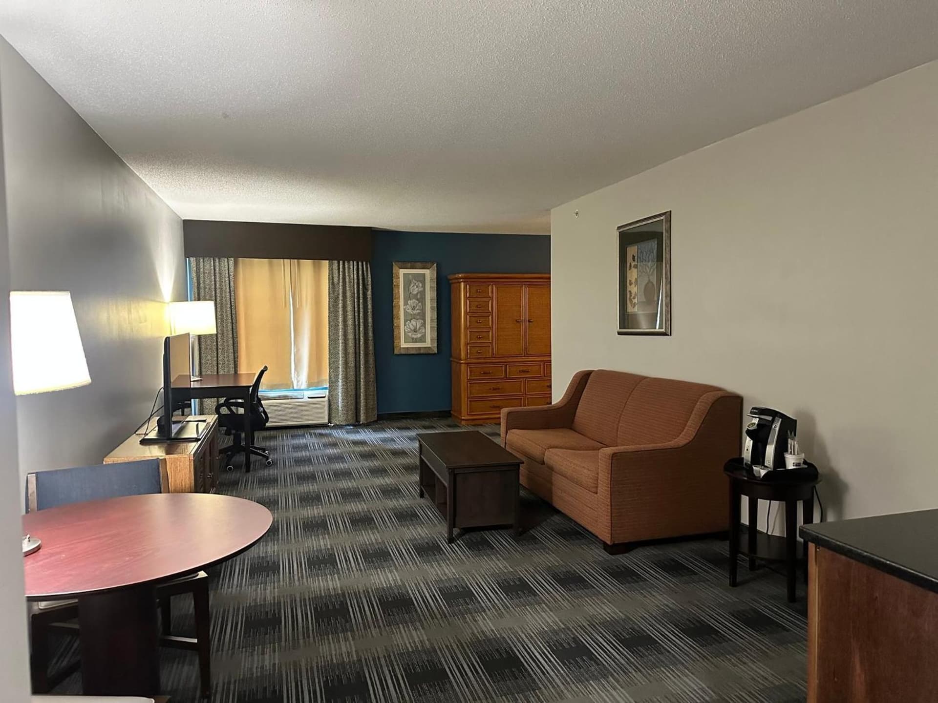 Holiday Inn Express and Suites Meriden by IHG interior in Meriden, CT — gallery photo 2