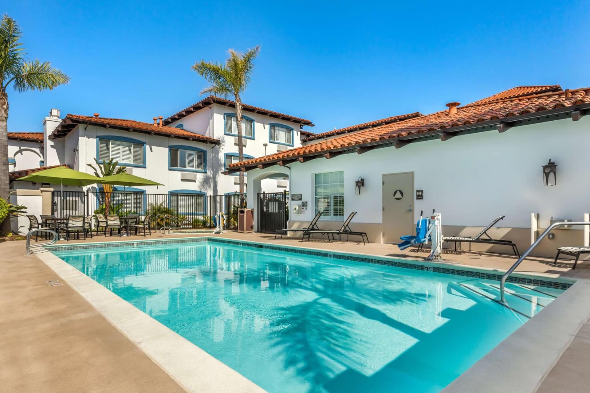 Best Western Plus Capitola By-the-Sea Inn & Suites interior in Capitola, CA — gallery photo 2