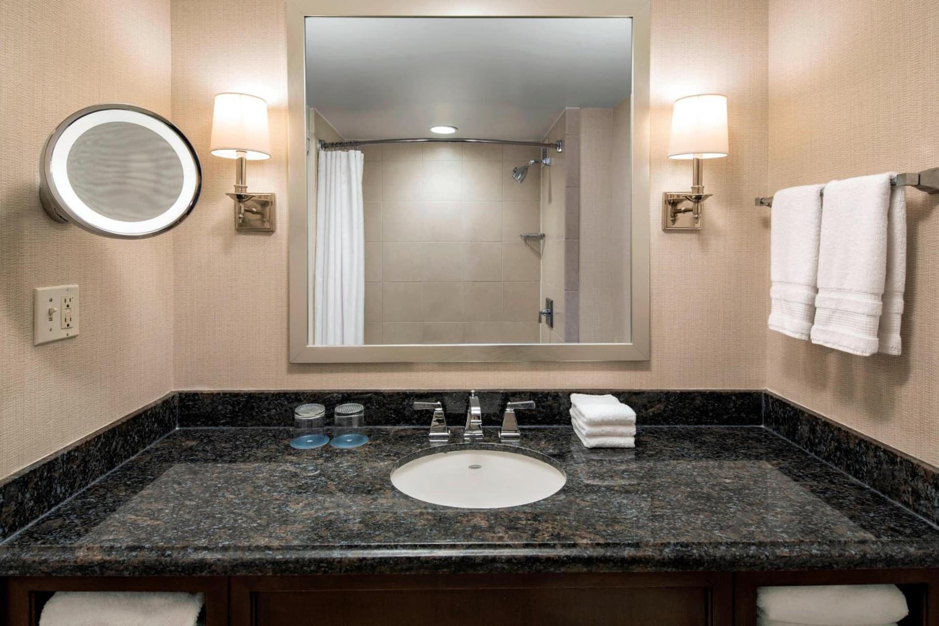 Sheraton Norfolk Waterside Hotel gallery photo in Norfolk, VA — image 4