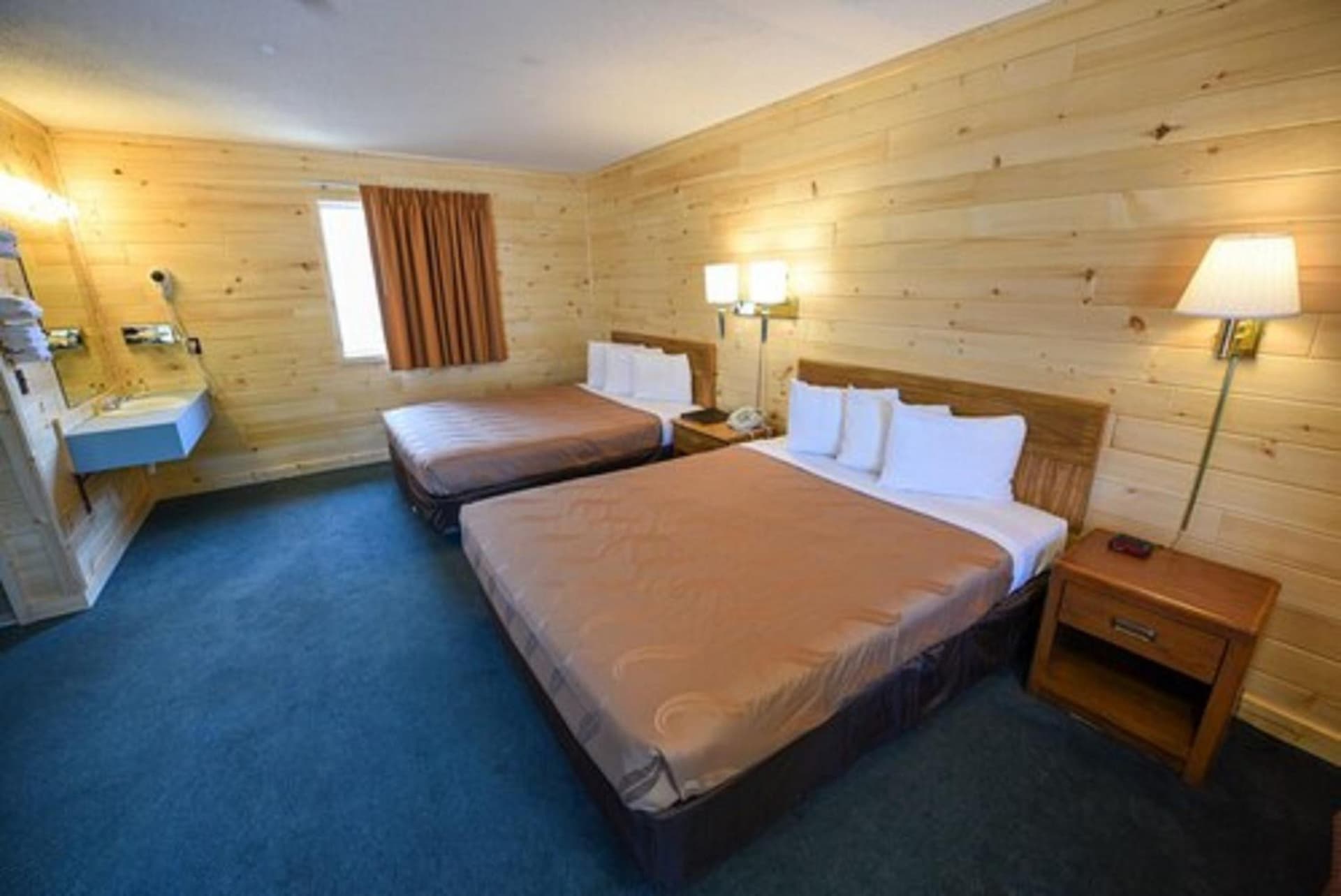 Blue Water Beachfront Hotel & Waterpark interior in Mackinaw City, MI — gallery photo 2