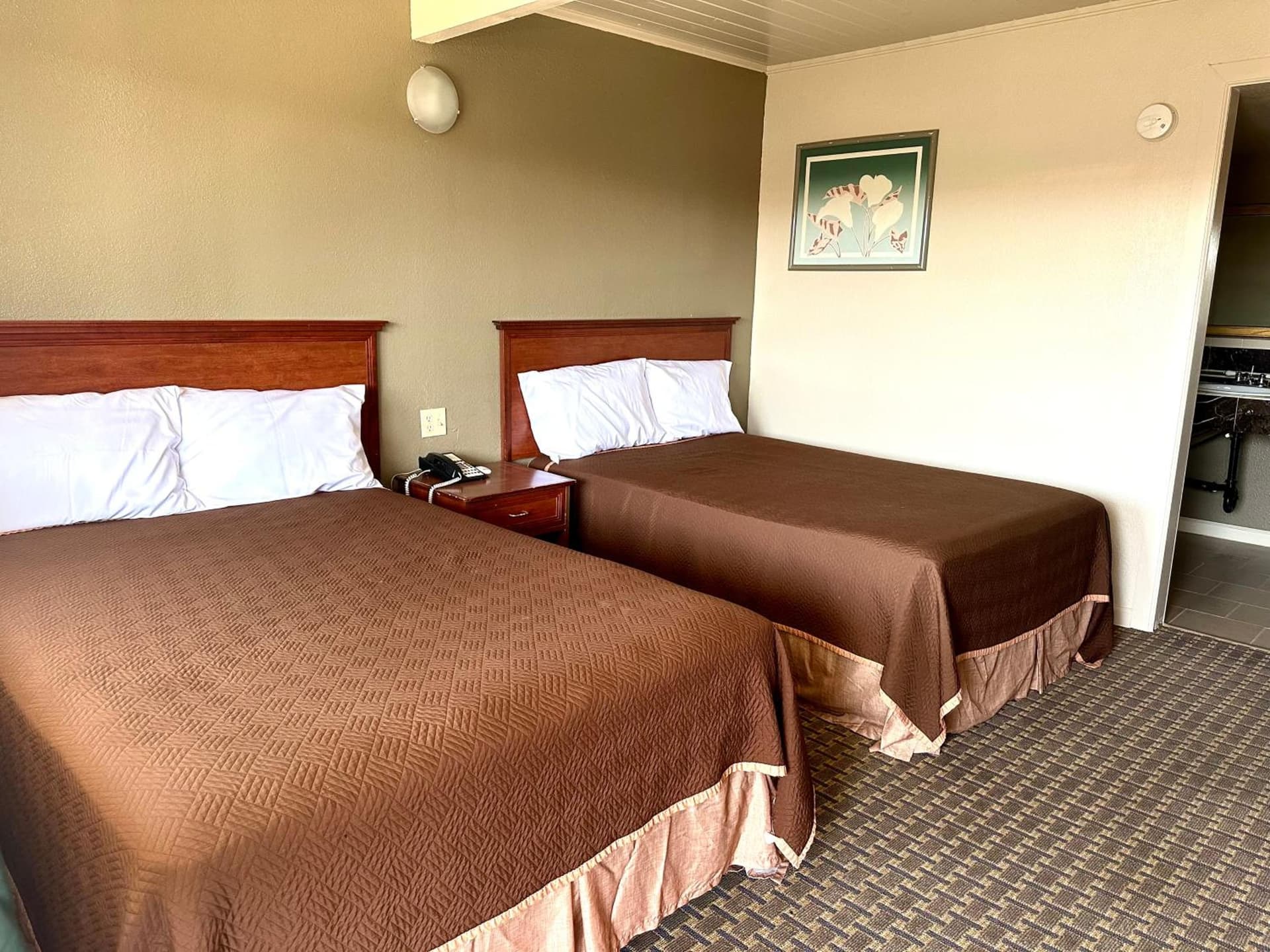 Regency Inn Fresno property views in Fresno, CA — gallery photo 3