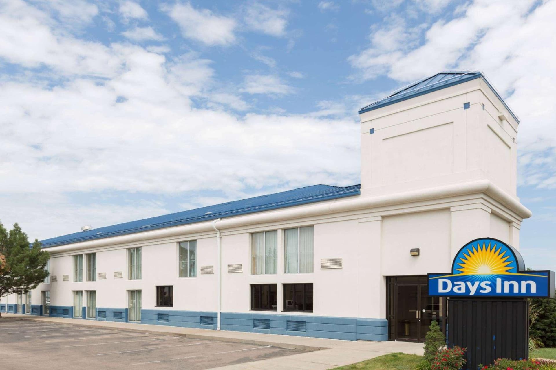 Days Inn by Wyndham Grand Island I-80 interior in Doniphan, NE — gallery photo 2