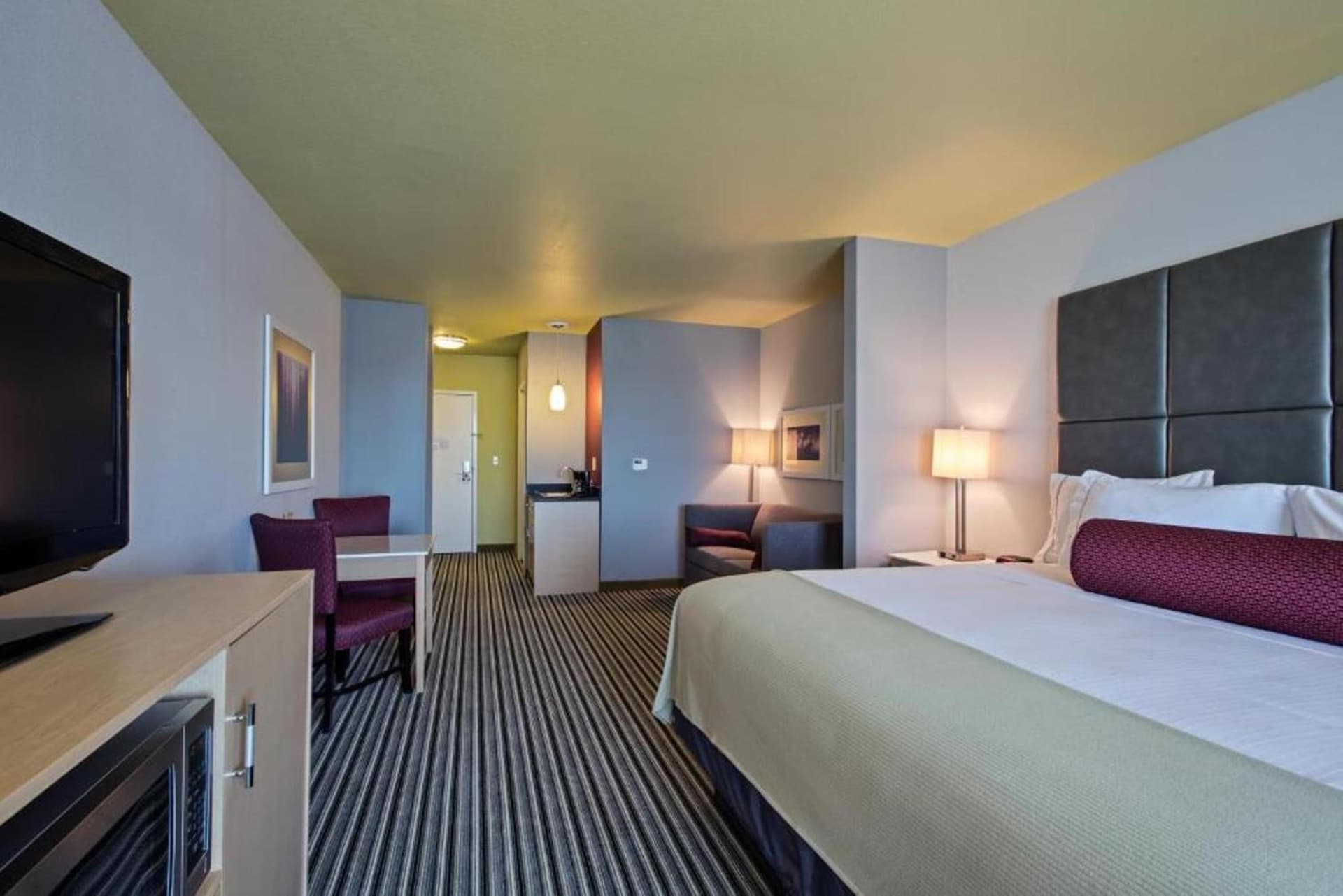 Holiday Inn Express & Suites Carlisle - Harrisburg Area by IHG property views in Carlisle, PA — gallery photo 3