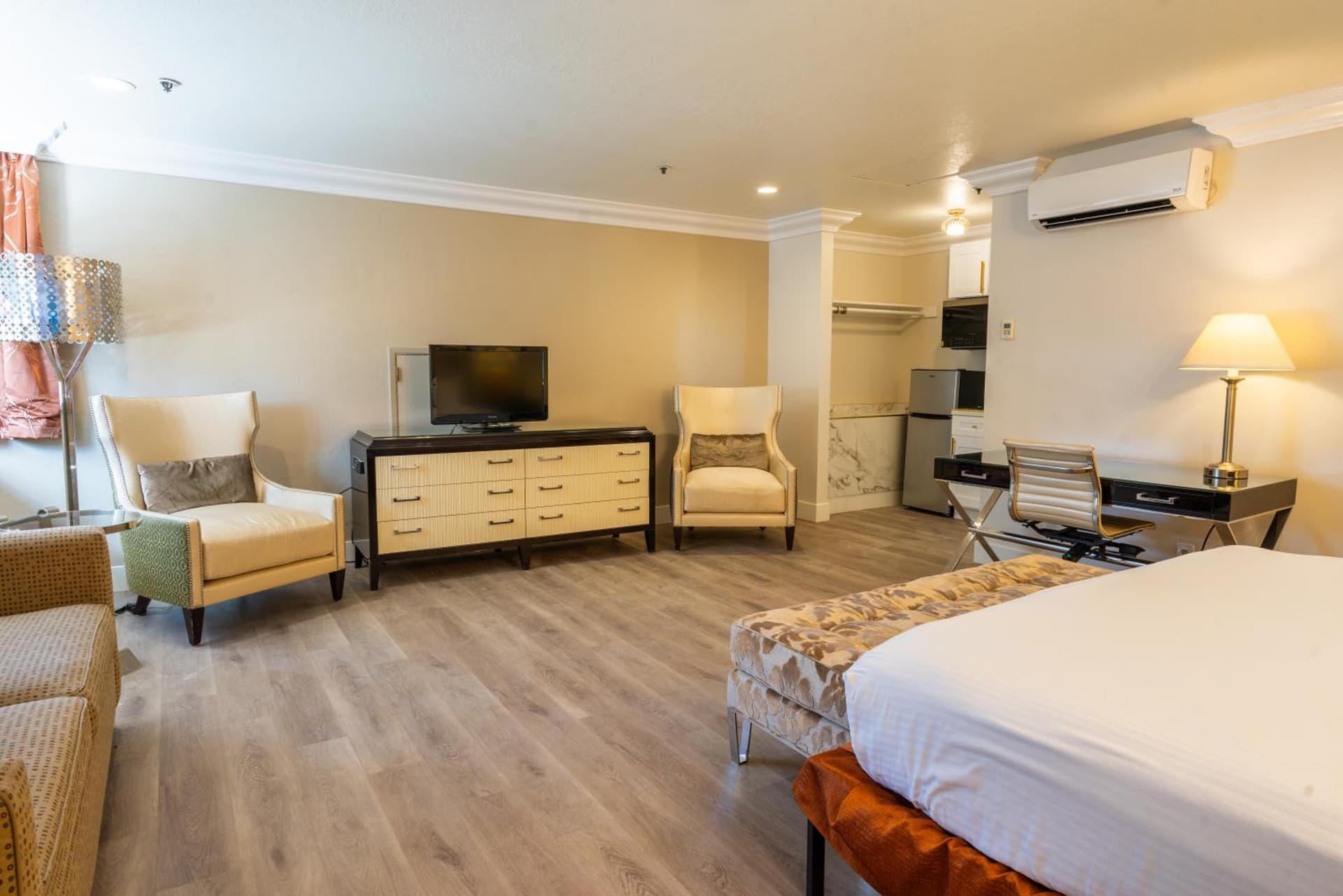 Sands Inn & Suites interior in San Luis Obispo, CA — gallery photo 2