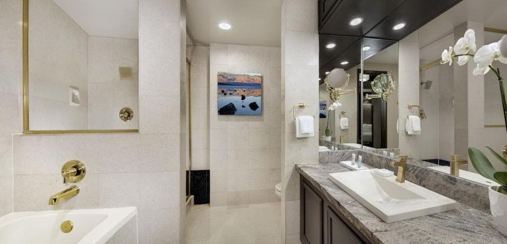 Luxor Hotel & Casino by Suiteness property views in Las Vegas, NV — gallery photo 3