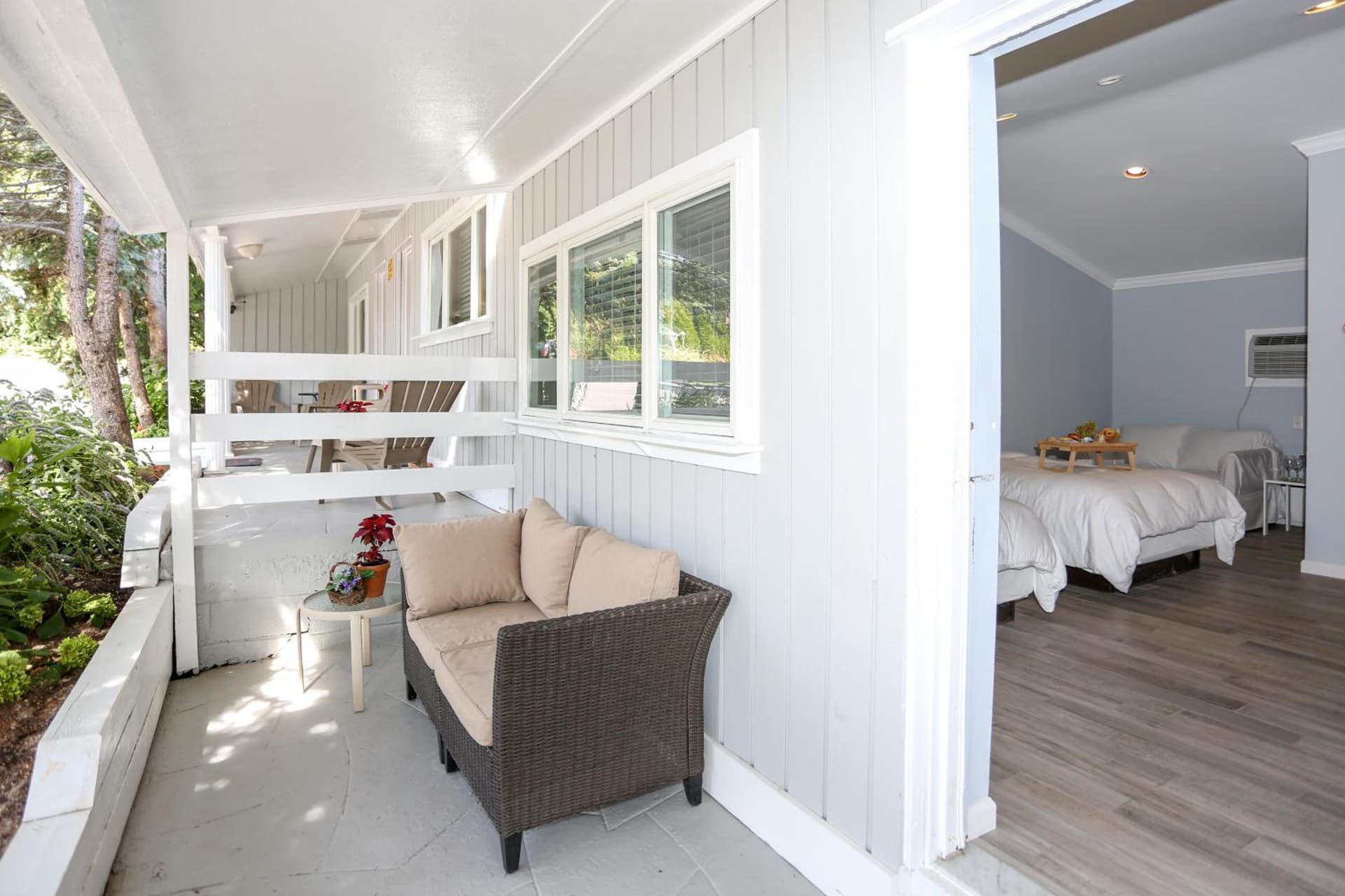 Hamlet Inn - Walk to PALM TREE FESTIVAL gallery photo in Southampton, NY — image 20