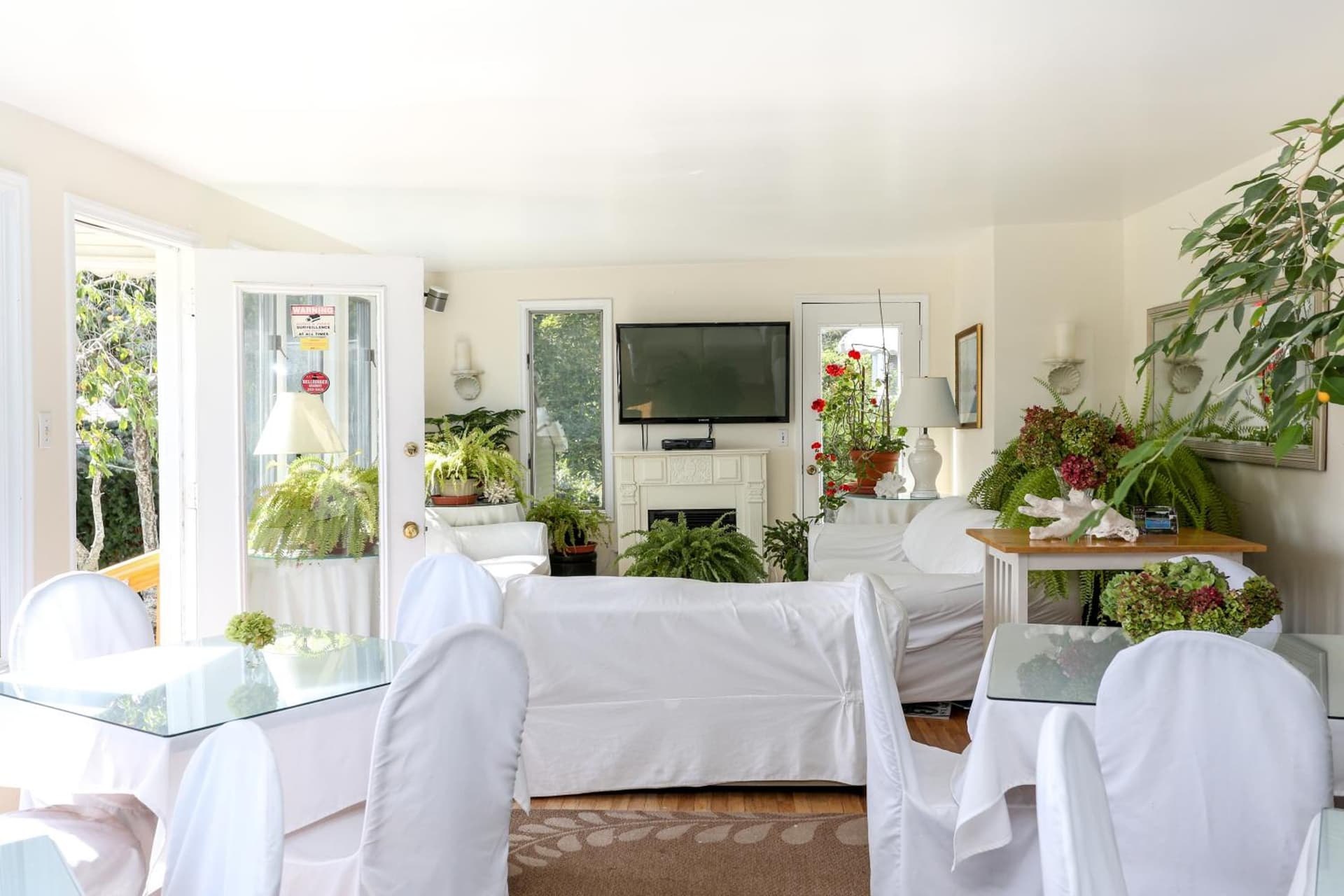 Hamlet Inn - Walk to PALM TREE FESTIVAL gallery photo in Southampton, NY — image 5