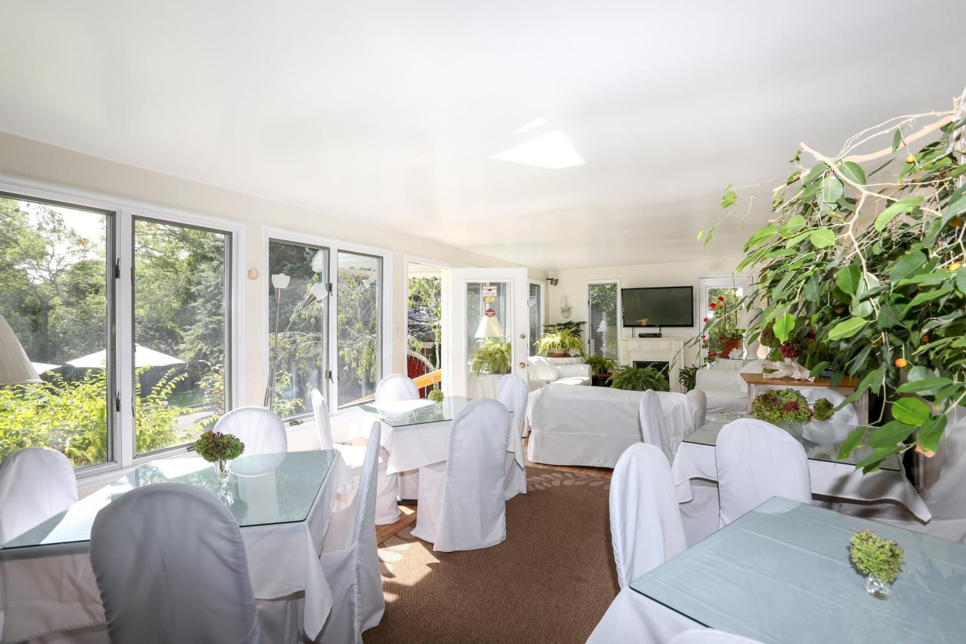 Hamlet Inn - Walk to PALM TREE FESTIVAL gallery photo in Southampton, NY — image 17