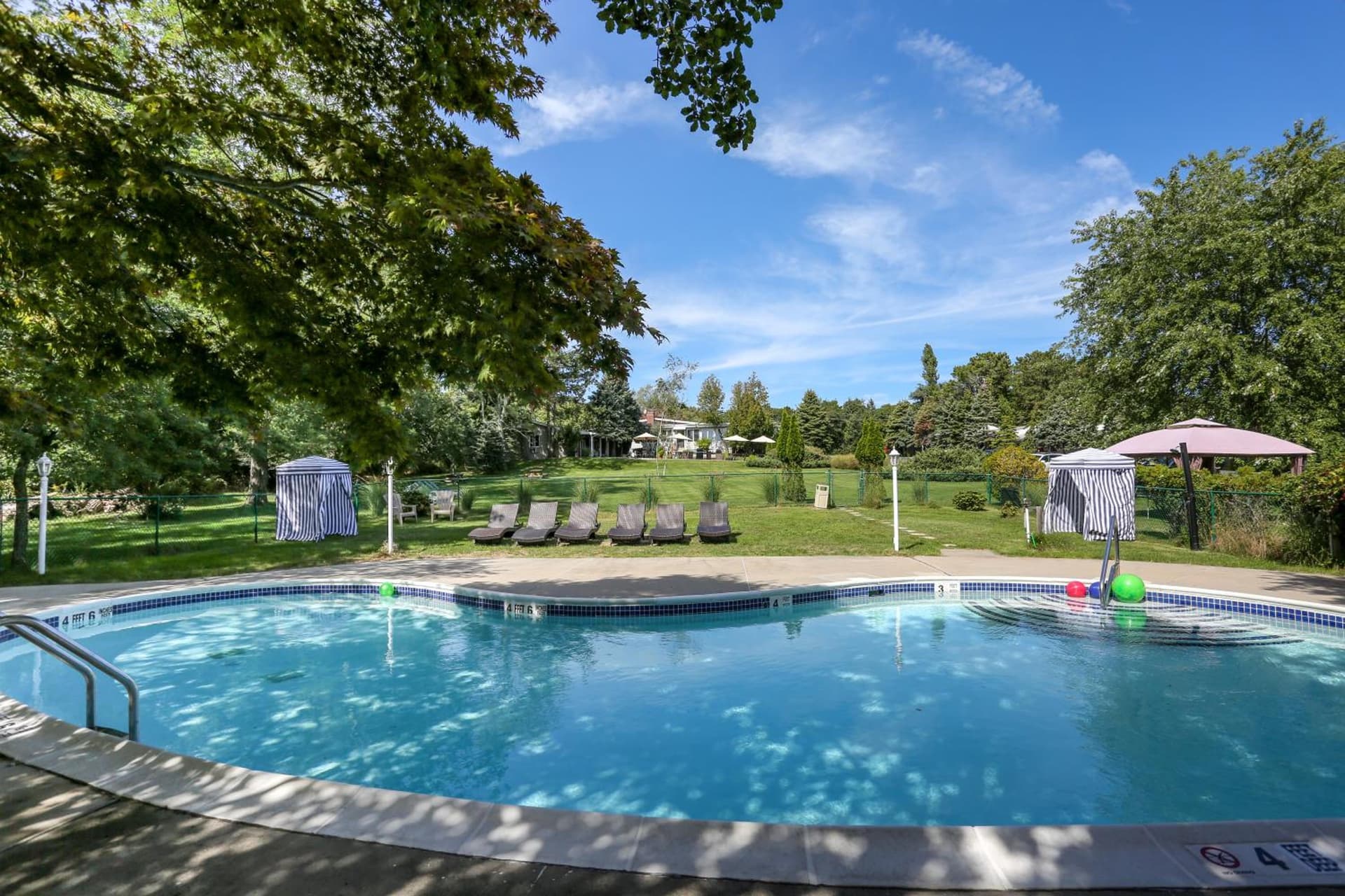 Hamlet Inn - Walk to PALM TREE FESTIVAL interior in Southampton, NY — gallery photo 2