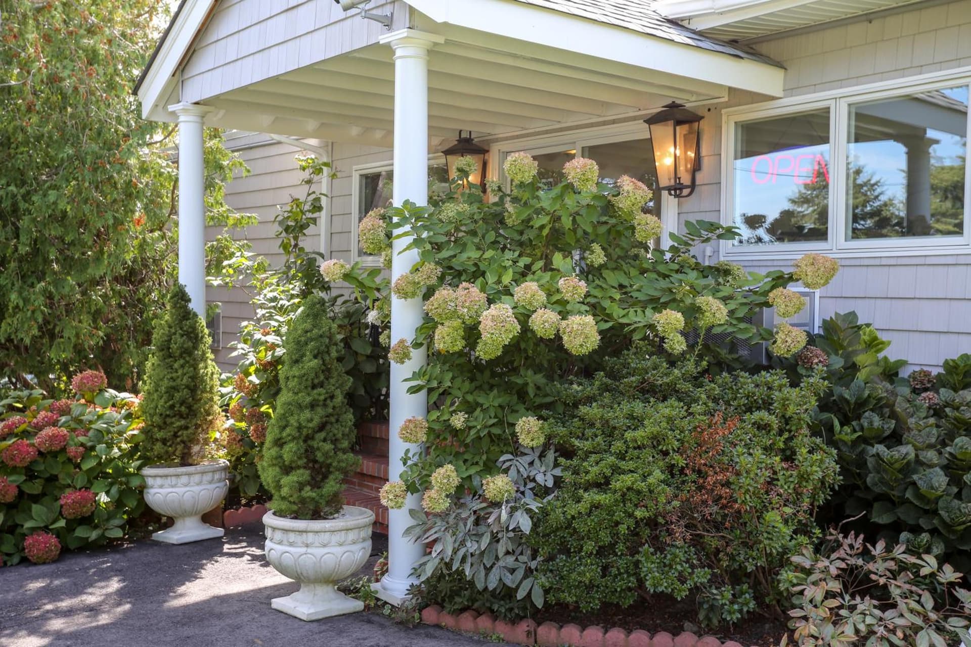 Hamlet Inn - Walk to PALM TREE FESTIVAL featured exterior or lobby in Southampton, NY — similar hotel