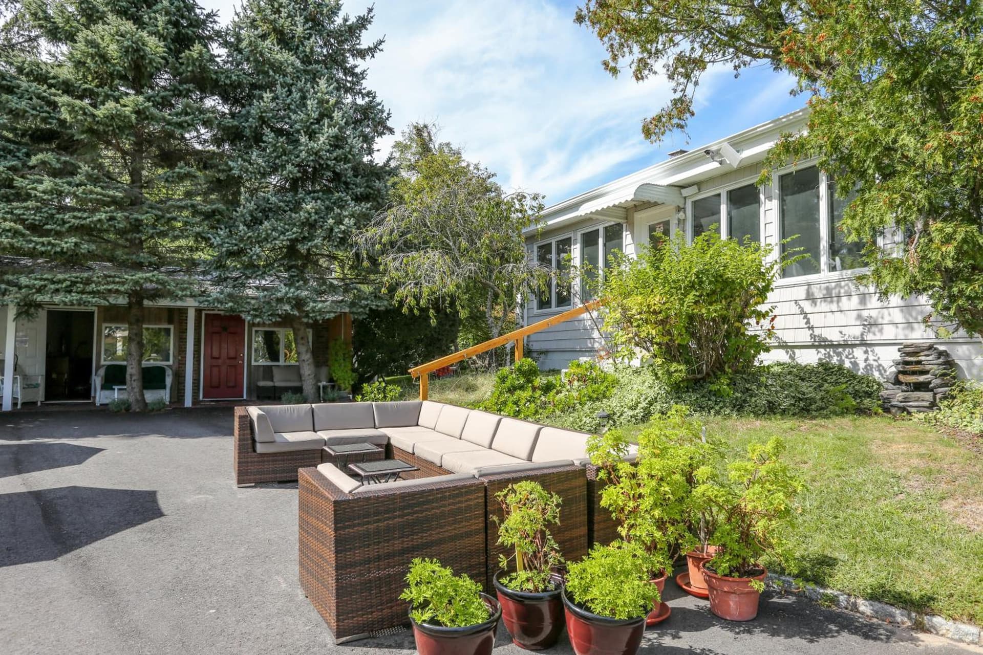 Hamlet Inn - Walk to PALM TREE FESTIVAL property views in Southampton, NY — gallery photo 3