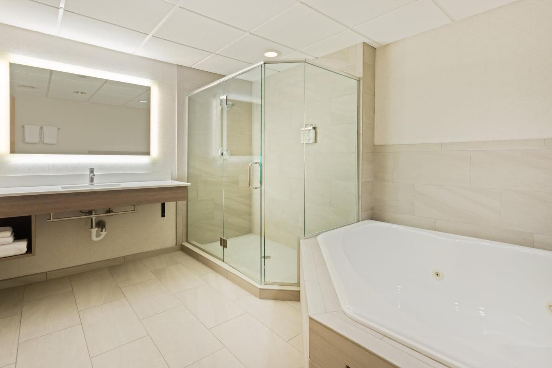 Holiday Inn Express Hauppauge-Long Island by IHG gallery photo in Hauppauge, NY — image 46