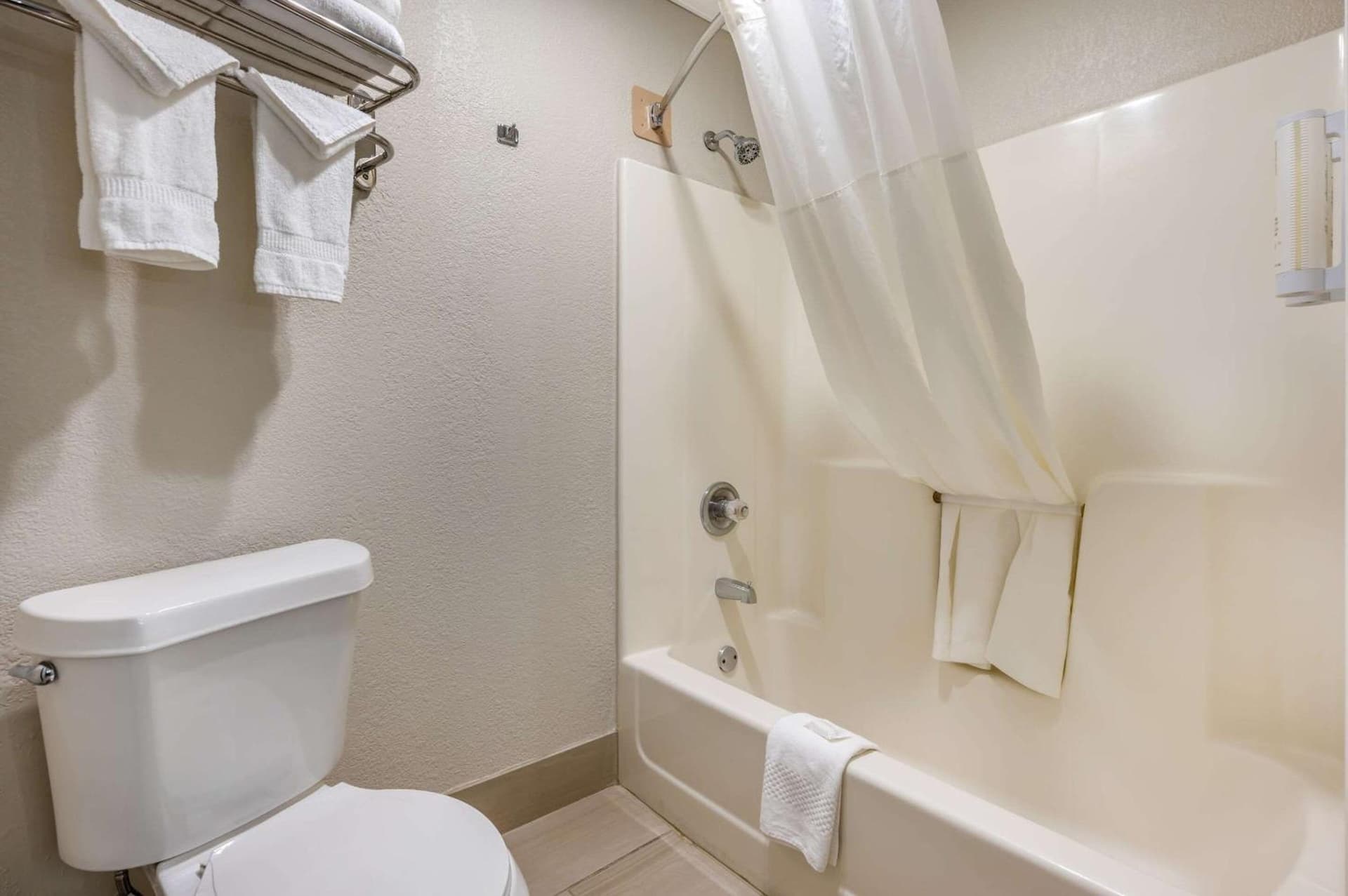 Clarion Pointe Louisville East gallery photo in Louisville, KY — image 38