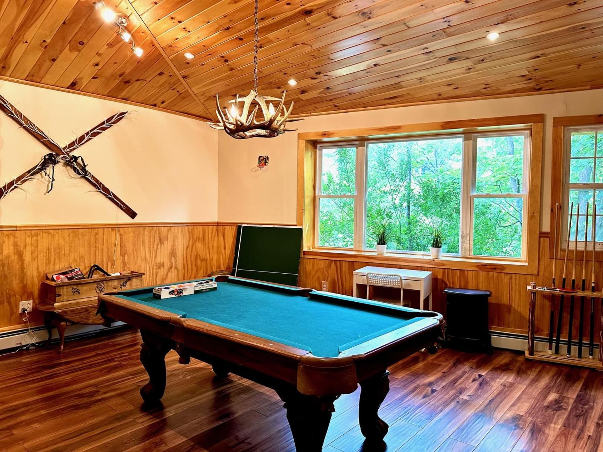Cozy Hunter Cabins interior in Hunter — gallery photo 2