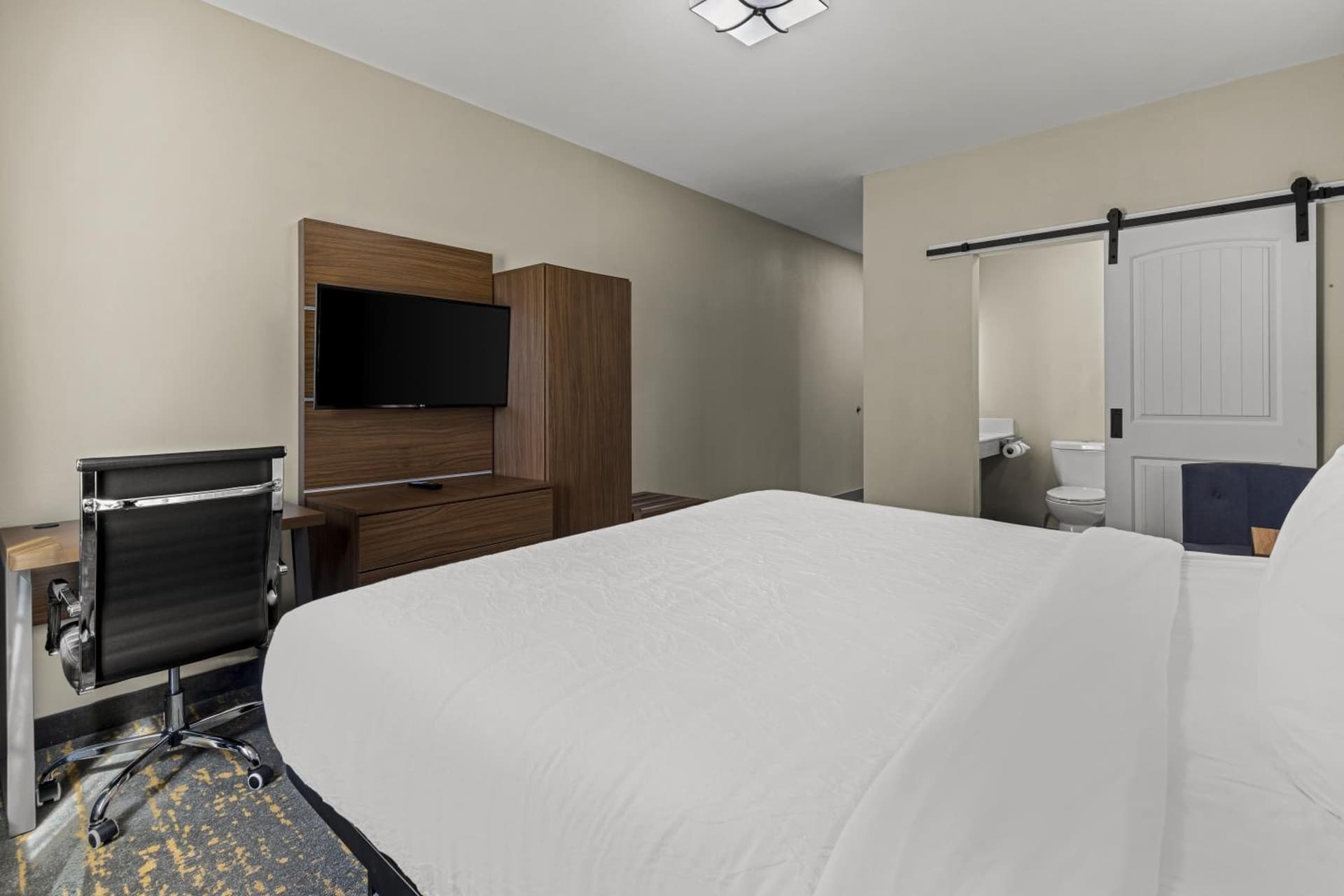 The Mulberry Hotel interior in Westlake, LA — gallery photo 2