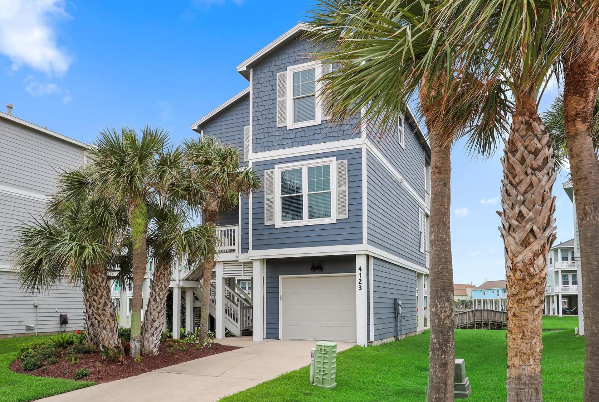 Charming Cottage By The Beach l Pointe West featured exterior or lobby in Galveston, TX — similar hotel