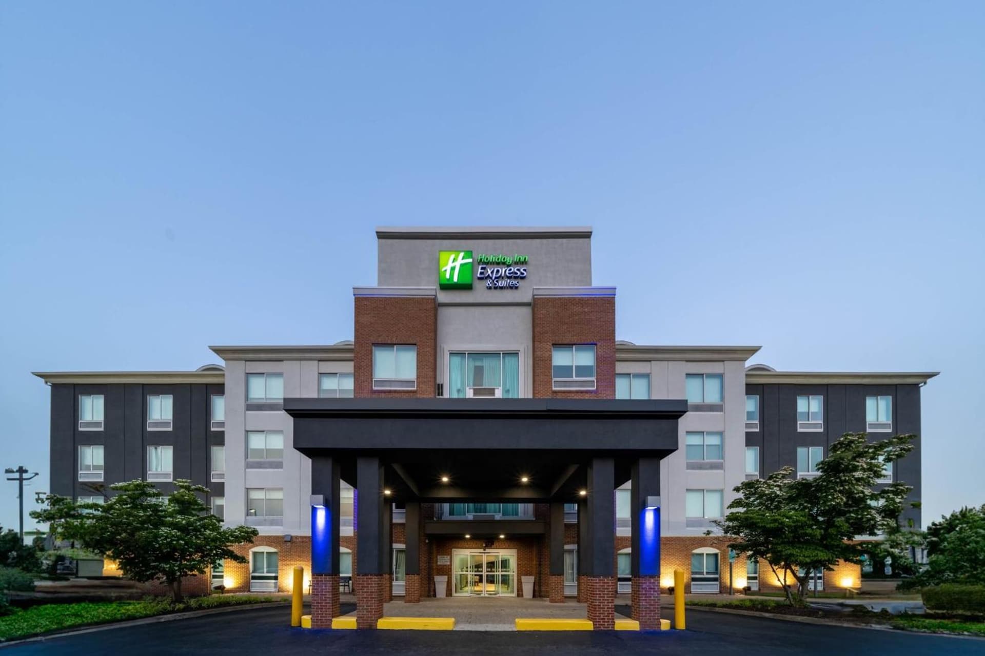 Holiday Inn Express Hotel & Suites Woodbridge by IHG featured exterior or lobby in Woodbridge, VA — similar hotel