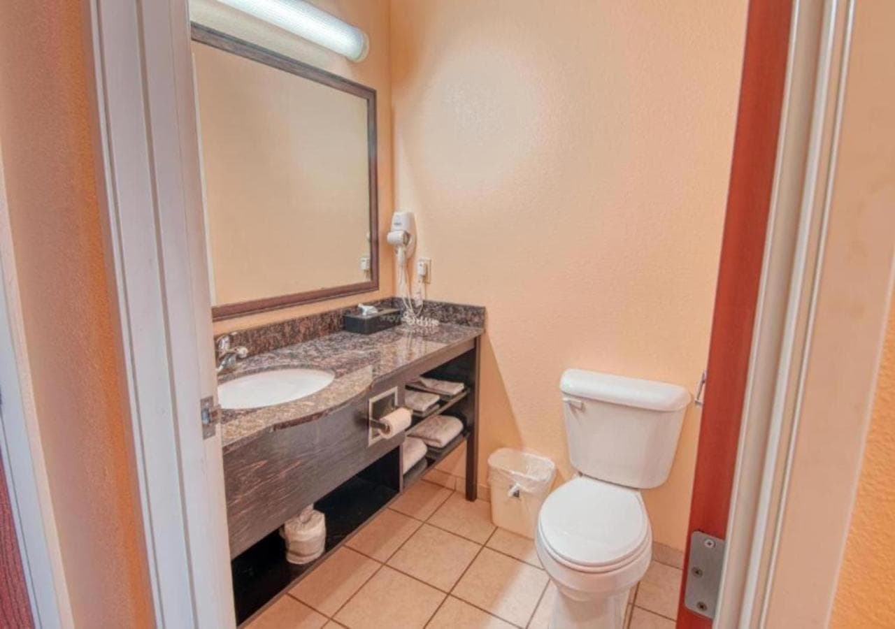 Express inn & suites gallery photo in Norman, OK — image 6
