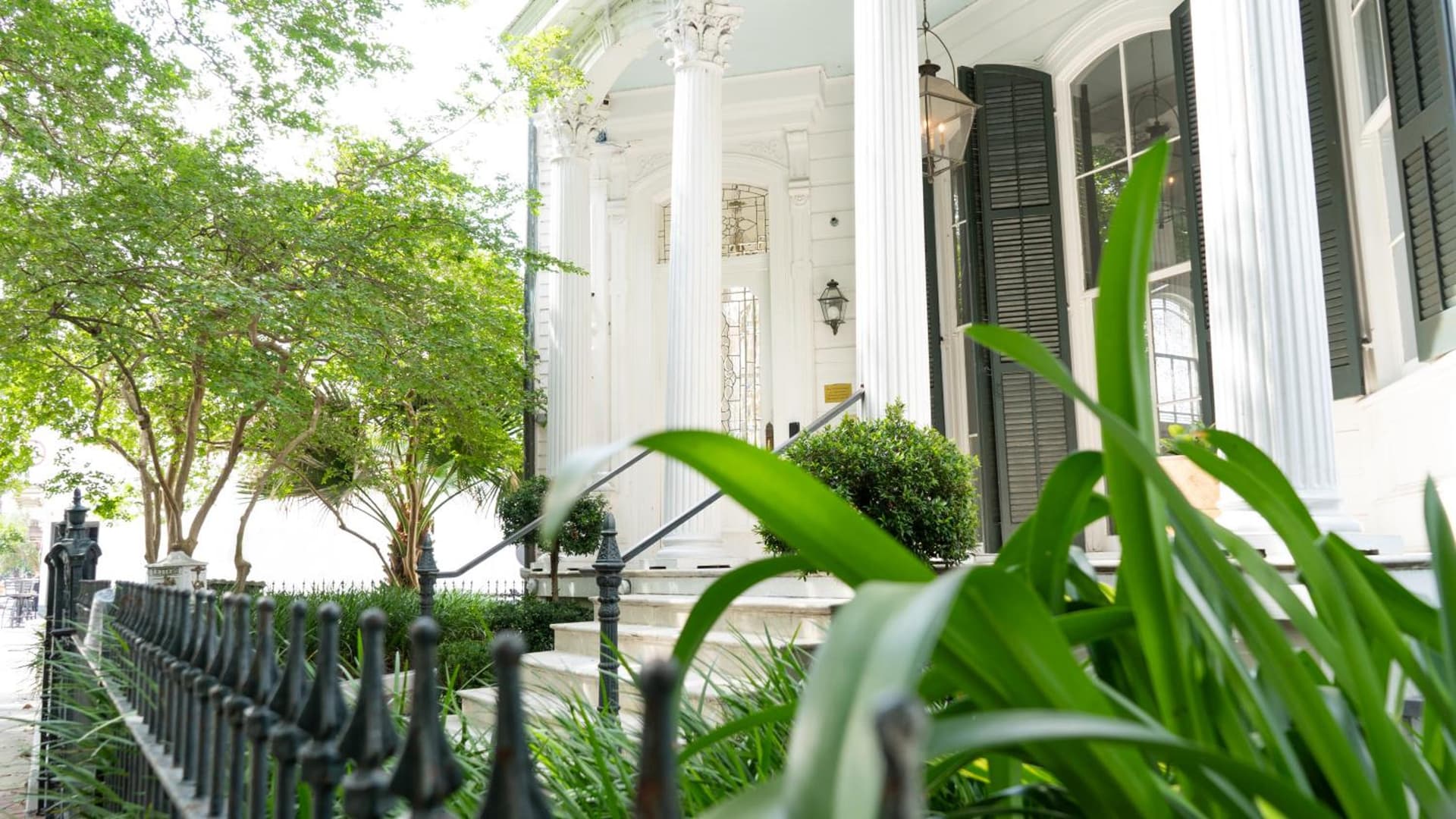 Melrose Mansion interior in New Orleans, LA — gallery photo 2