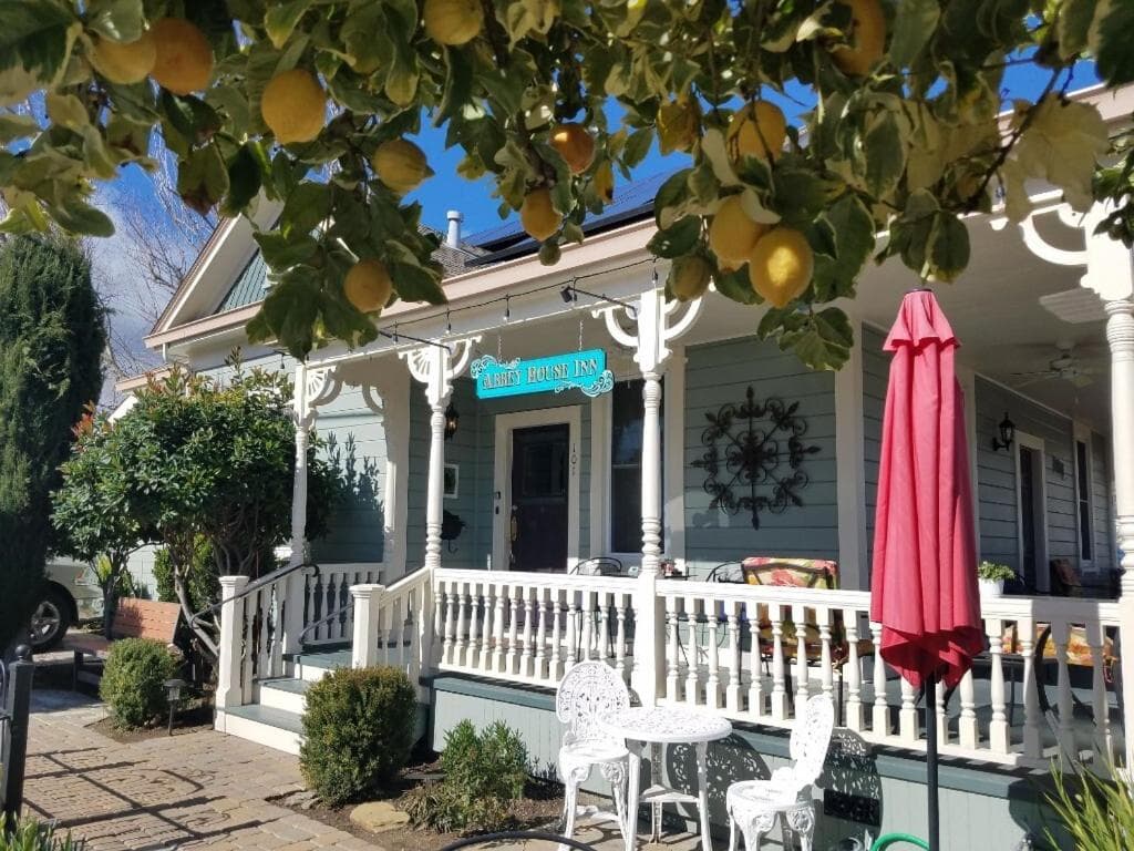 Abbey House Inn — hotel in Winters, California