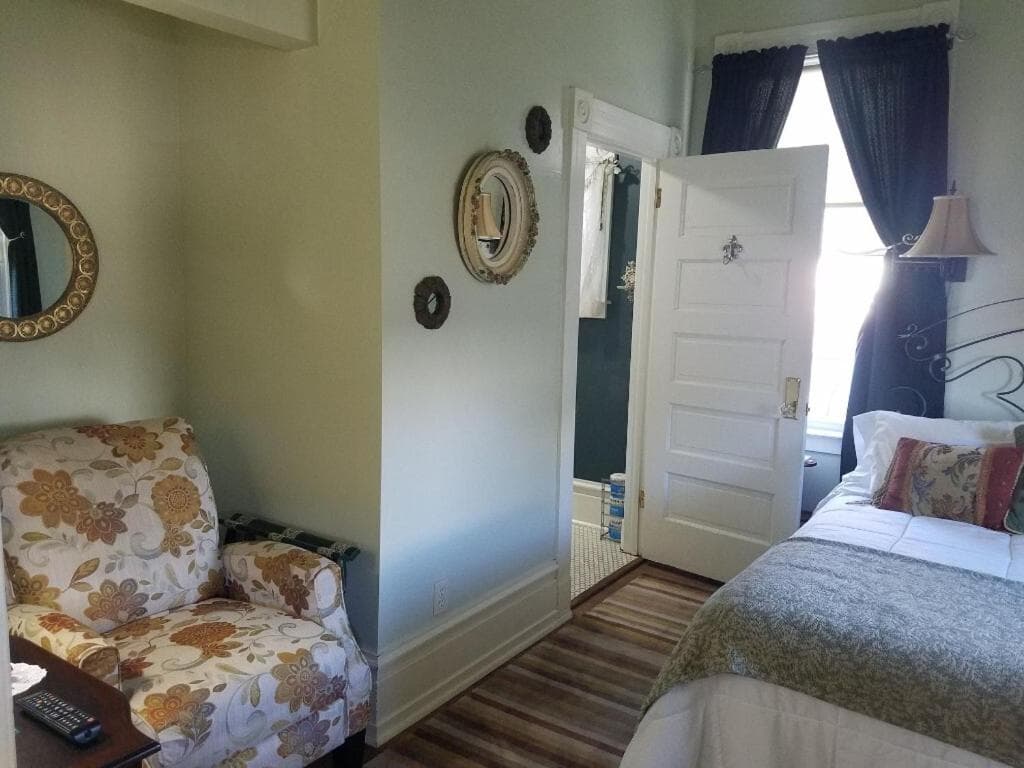 Abbey House Inn property views in Winters, CA — gallery photo 3