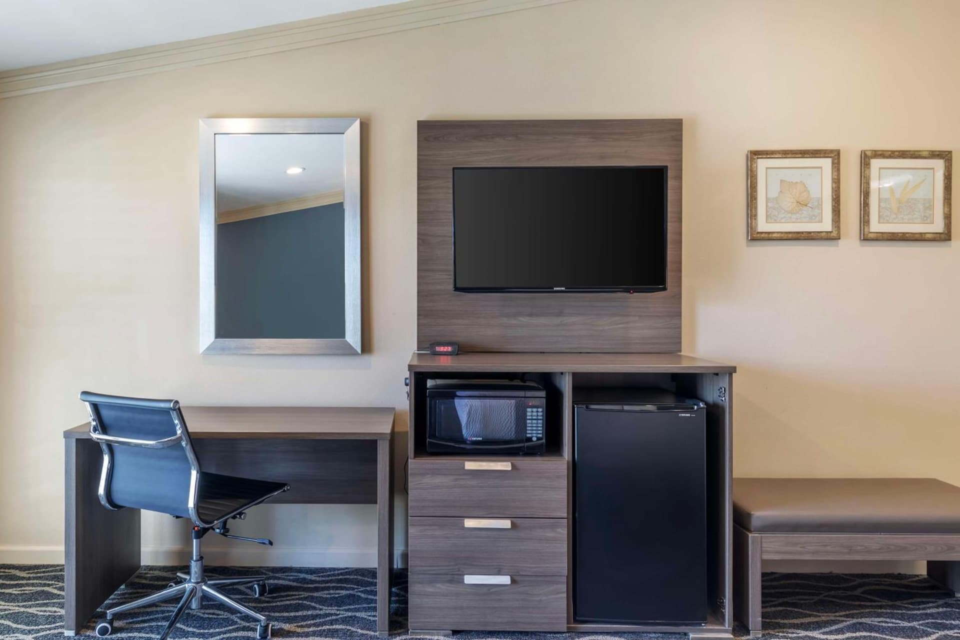 Best Western Plus Hill House interior in Bakersfield, CA — gallery photo 2