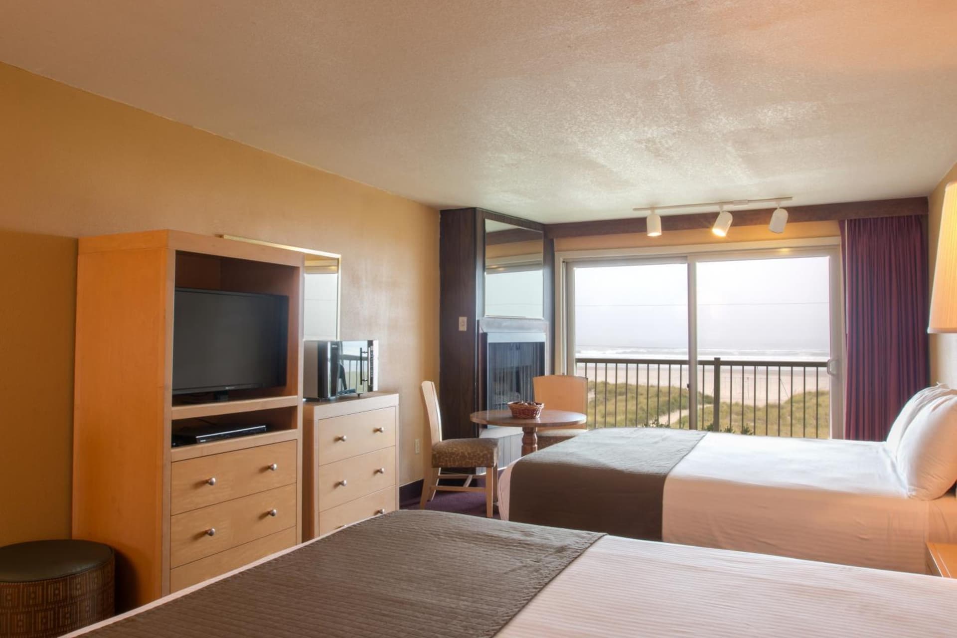 Hi Tide Oceanfront Inn interior in Seaside, OR — gallery photo 2