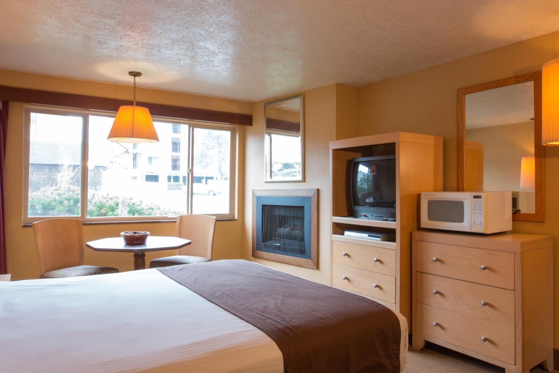 Hi Tide Oceanfront Inn property views in Seaside, OR — gallery photo 3