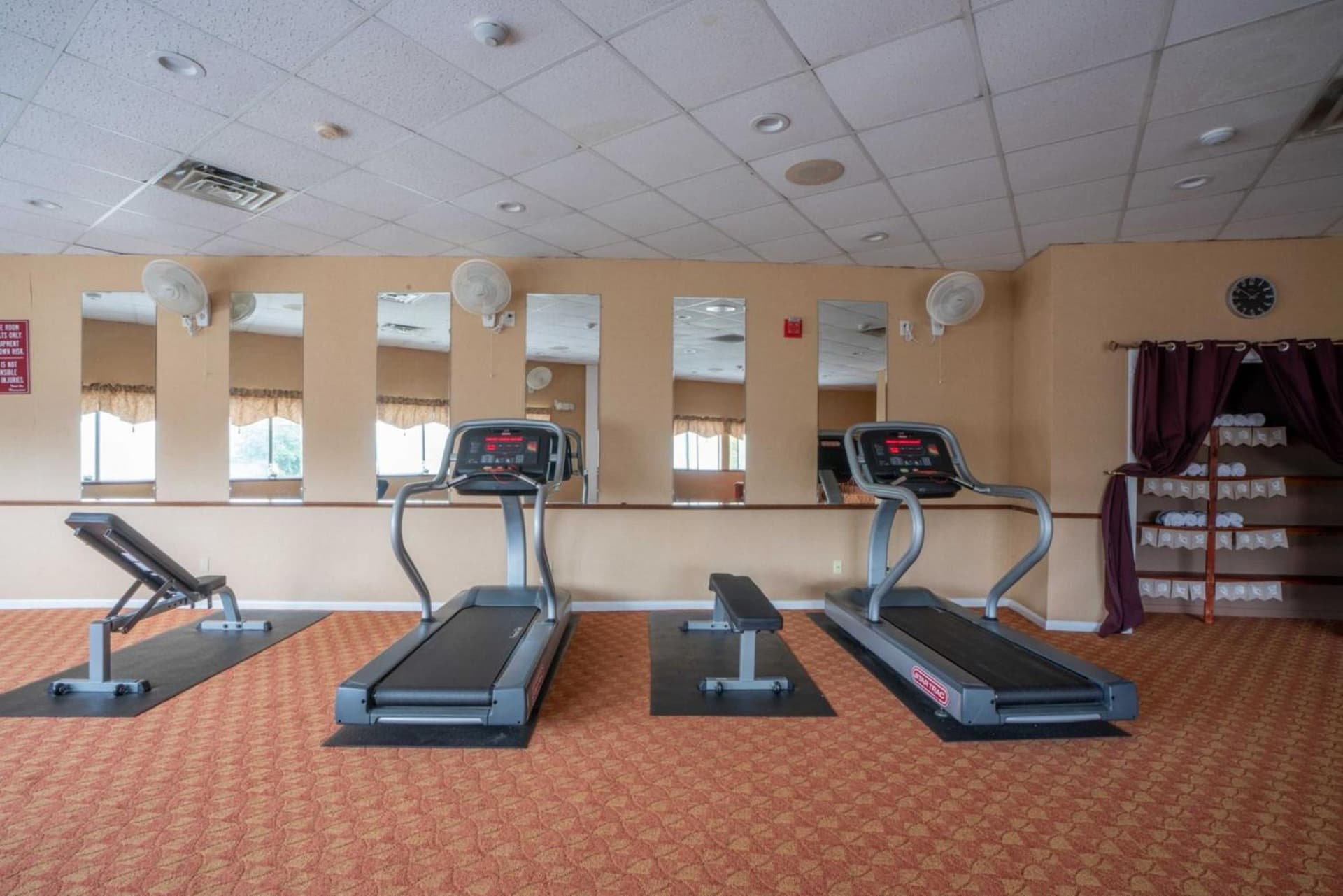 Admiralty Inn & Suites - a Red Collection Hotel interior in Falmouth, MA — gallery photo 2