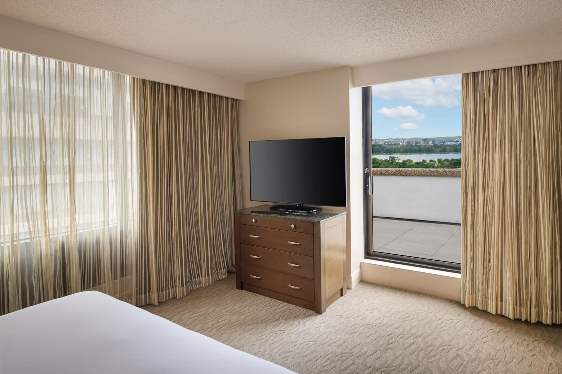 DoubleTree by Hilton Washington DC – Crystal City property views in Arlington, VA — gallery photo 3