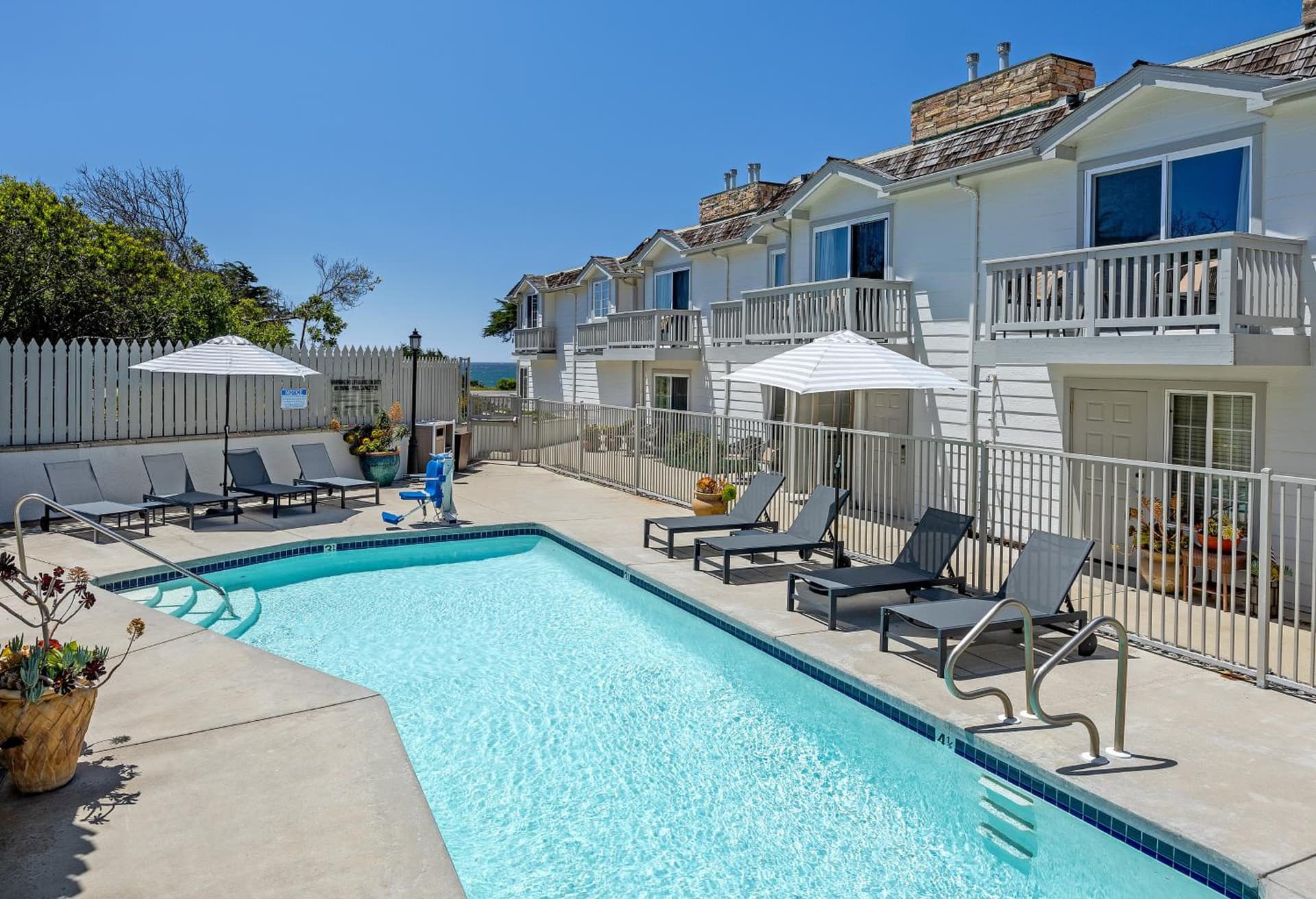 Pelican Inn & Suites interior in Cambria, CA — gallery photo 2