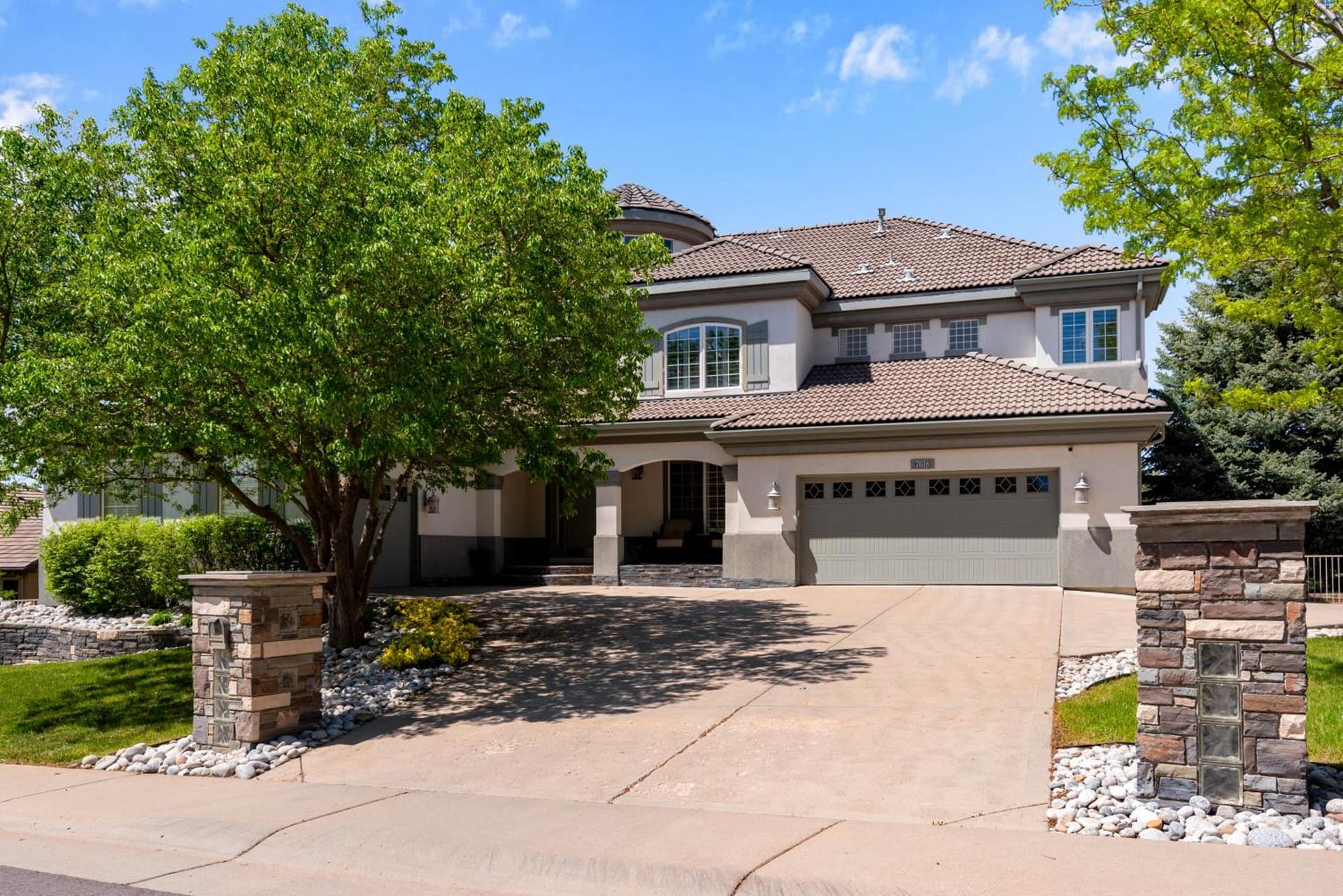 Cozy Winter Escape Scenic View, Luxury, Pool Tabl interior in Aurora, CO — gallery photo 2