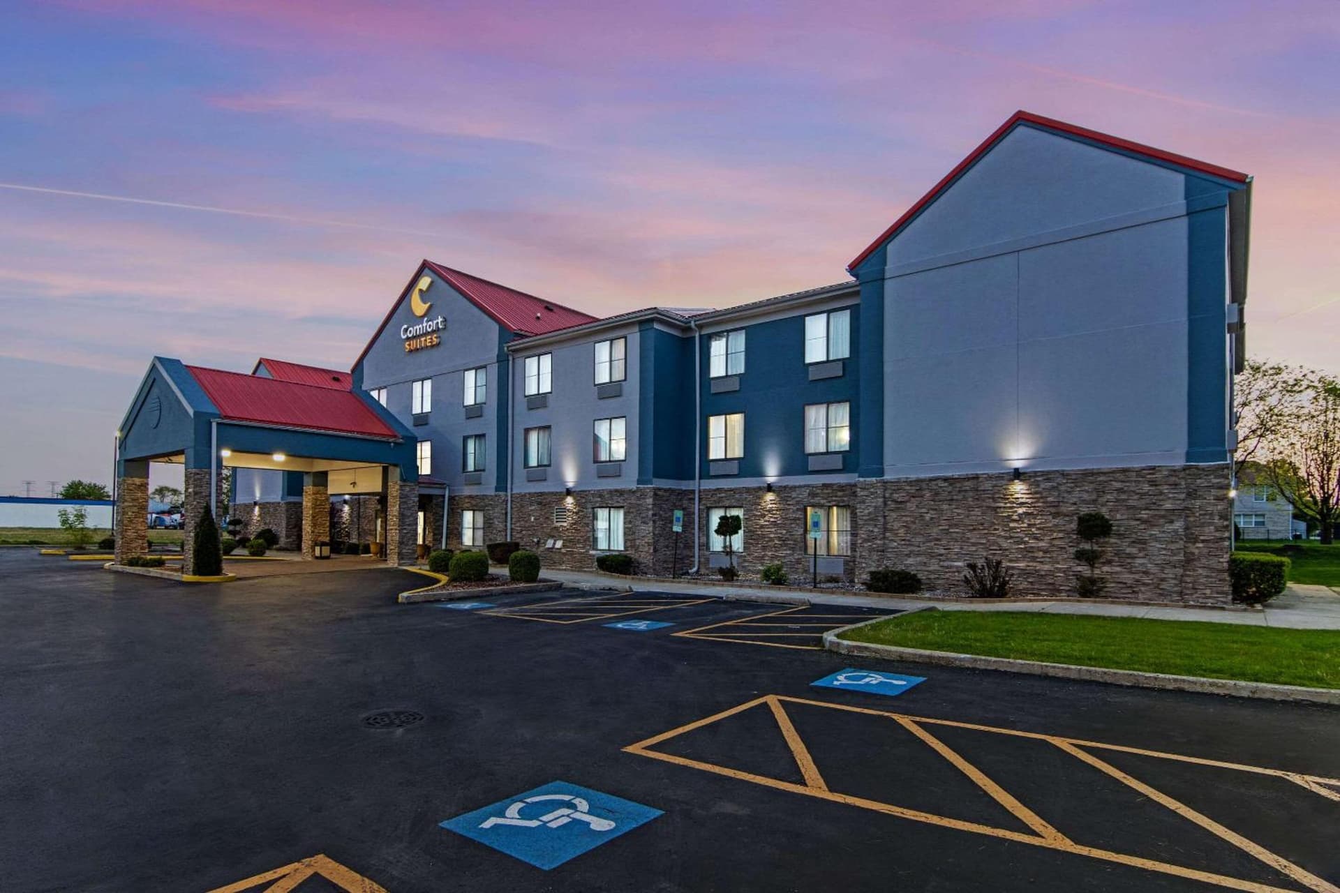 Comfort Suites near I-80 and I-94 property views in Lansing, IL — gallery photo 3