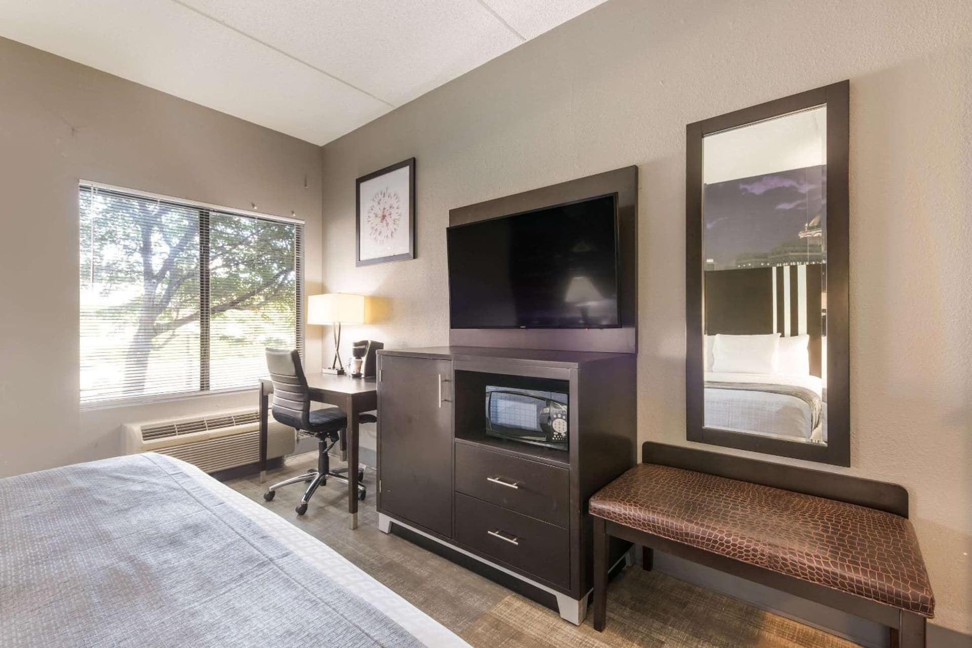 Clarion Pointe Greensboro Airport gallery photo in Greensboro, NC — image 36