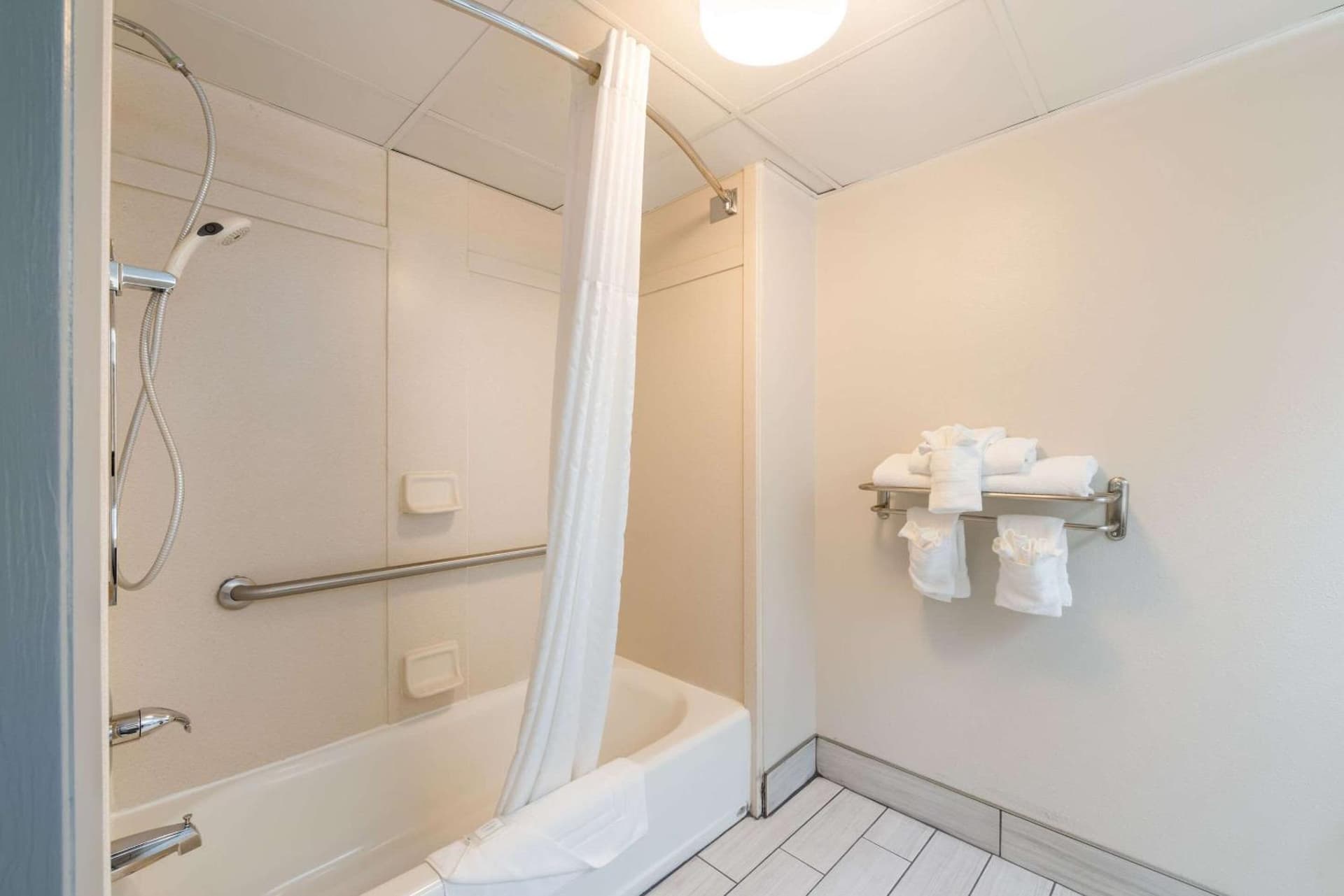 Clarion Pointe Greensboro Airport gallery photo in Greensboro, NC — image 33
