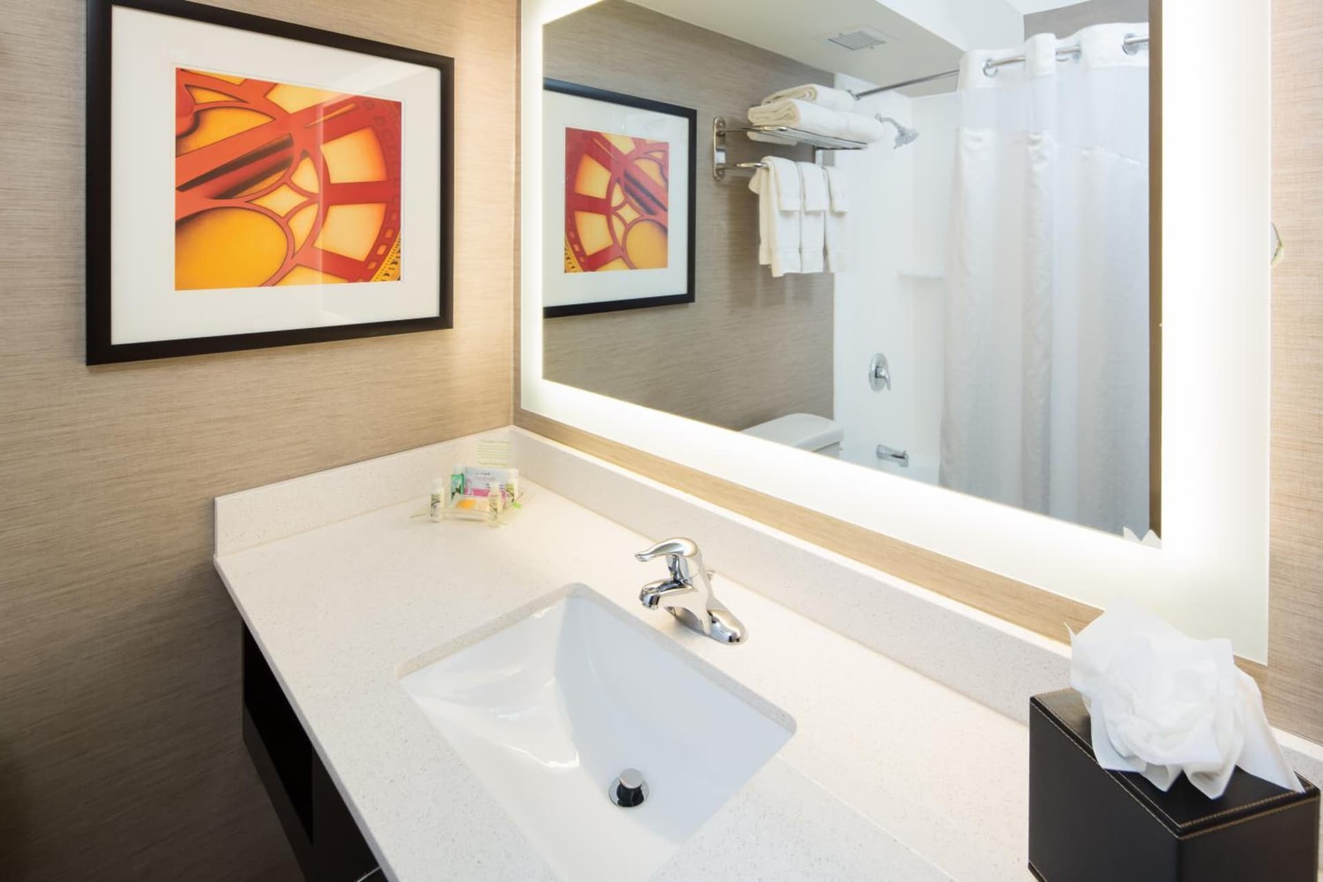 Holiday Inn Milwaukee Riverfront by IHG interior in Milwaukee, WI — gallery photo 2