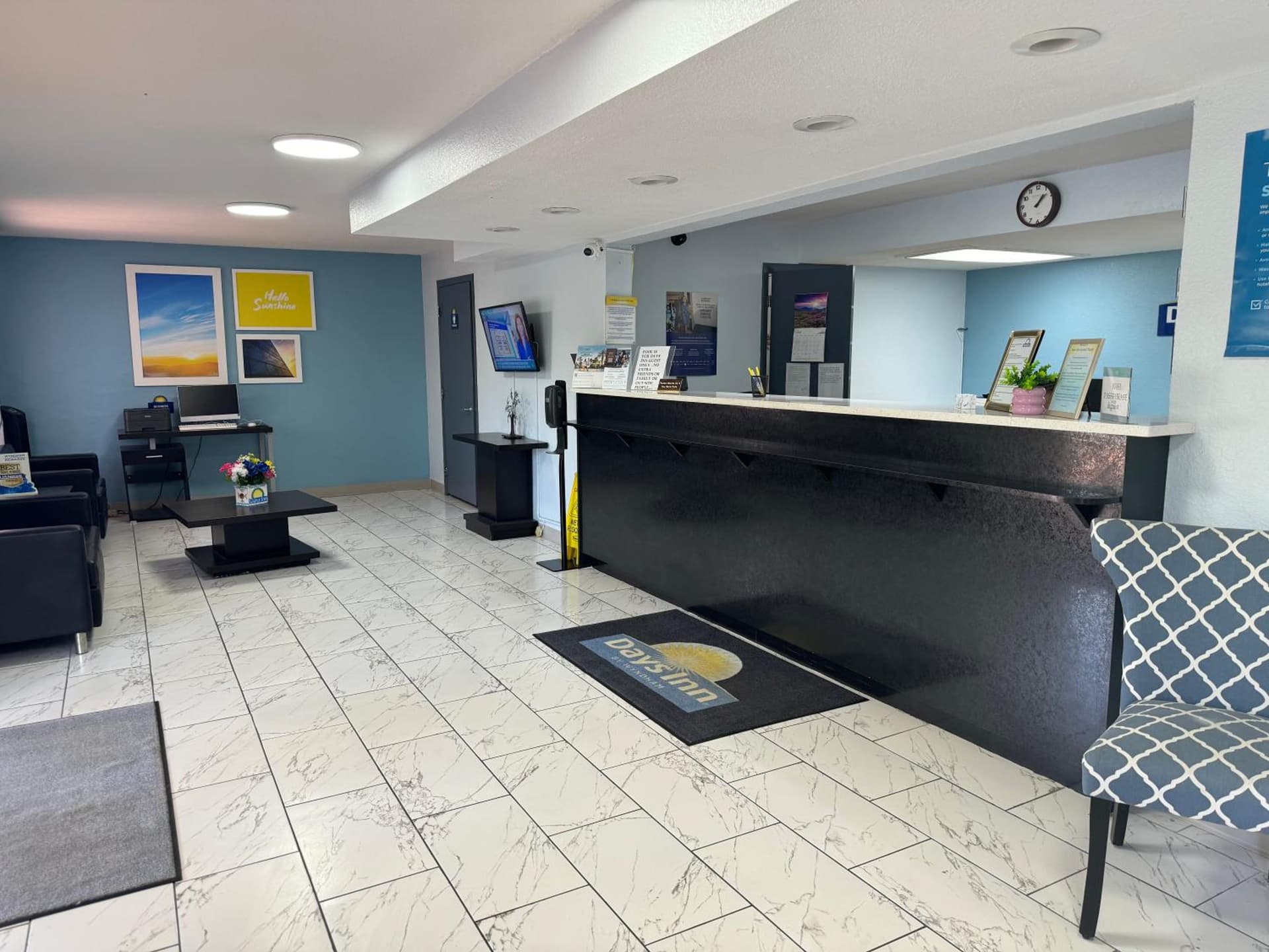 Days Inn by Wyndham Lake City I-10 interior in Lake City, FL — gallery photo 2