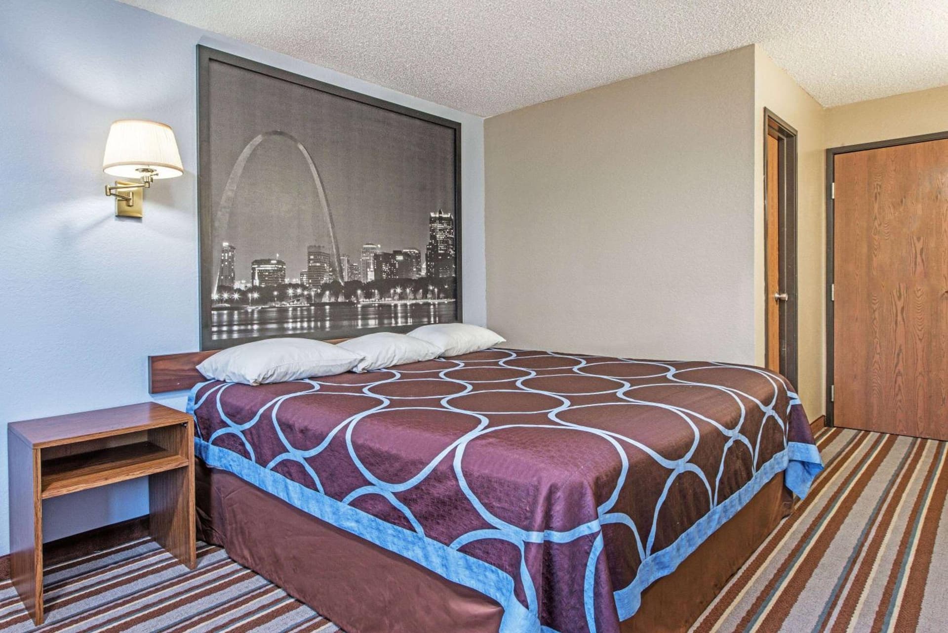 Super 8 by Wyndham Sullivan interior in Sullivan, MO — gallery photo 2