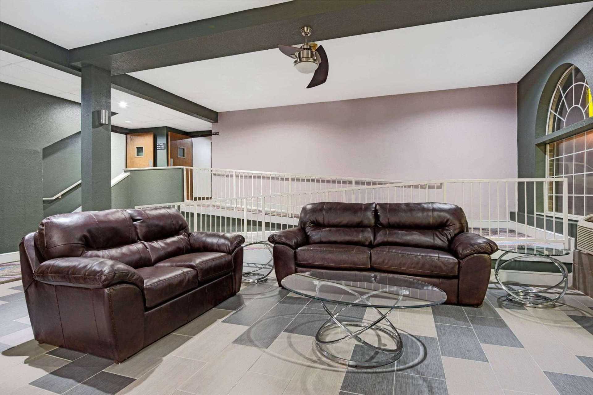 Super 8 by Wyndham Kansas City property views in Kansas City, MO — gallery photo 3