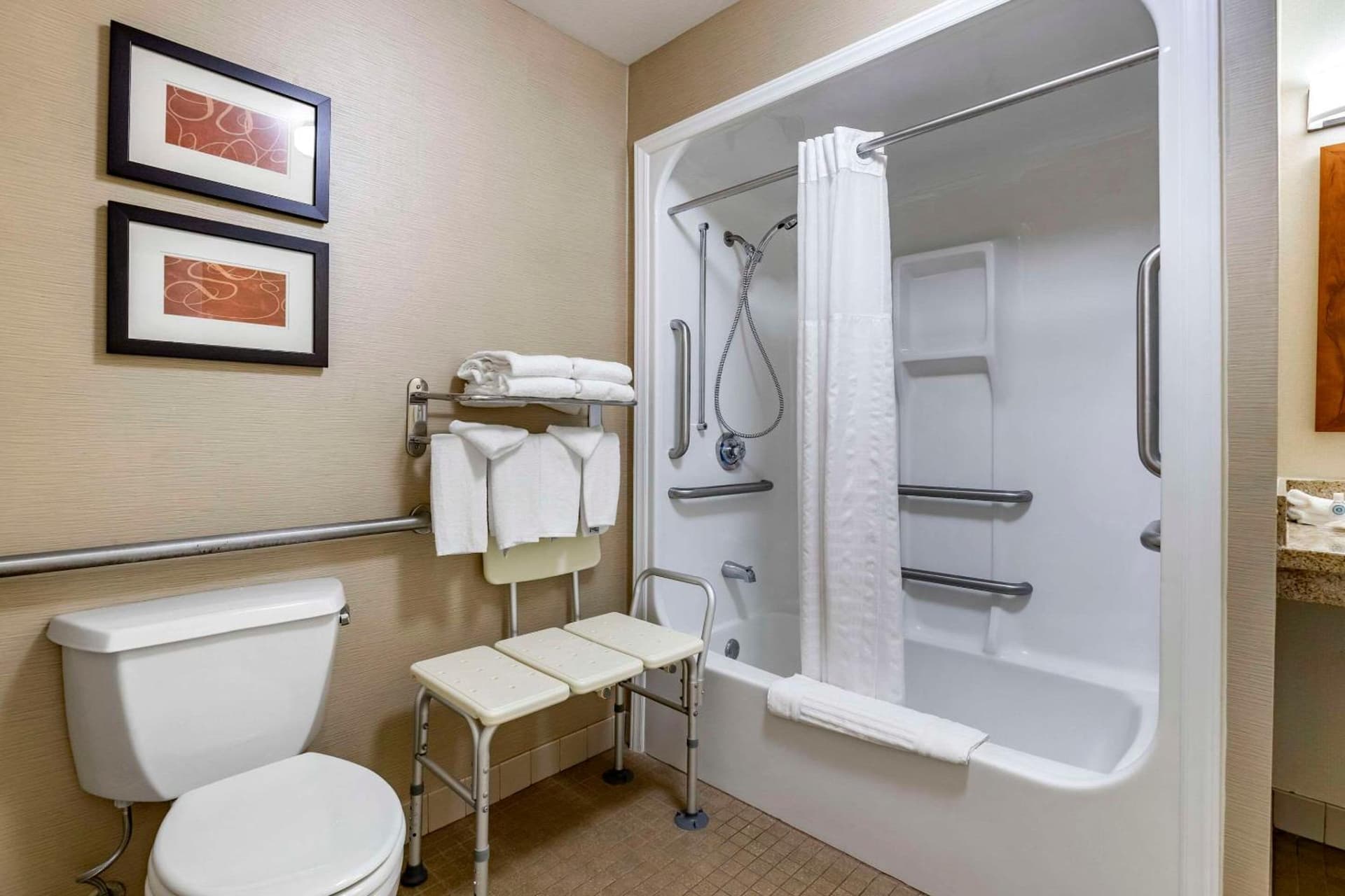 Comfort Suites Coralville I-80 gallery photo in Coralville, IA — image 4
