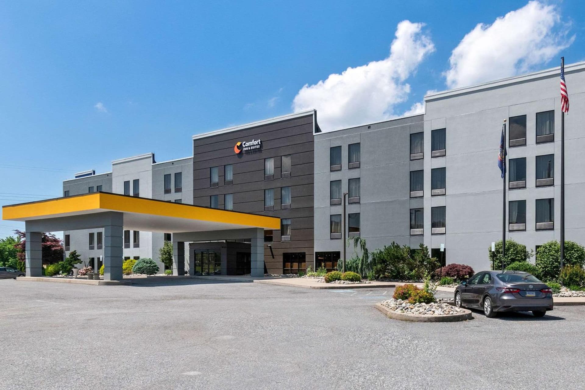 Comfort Inn & Suites York North interior in York, PA — gallery photo 2