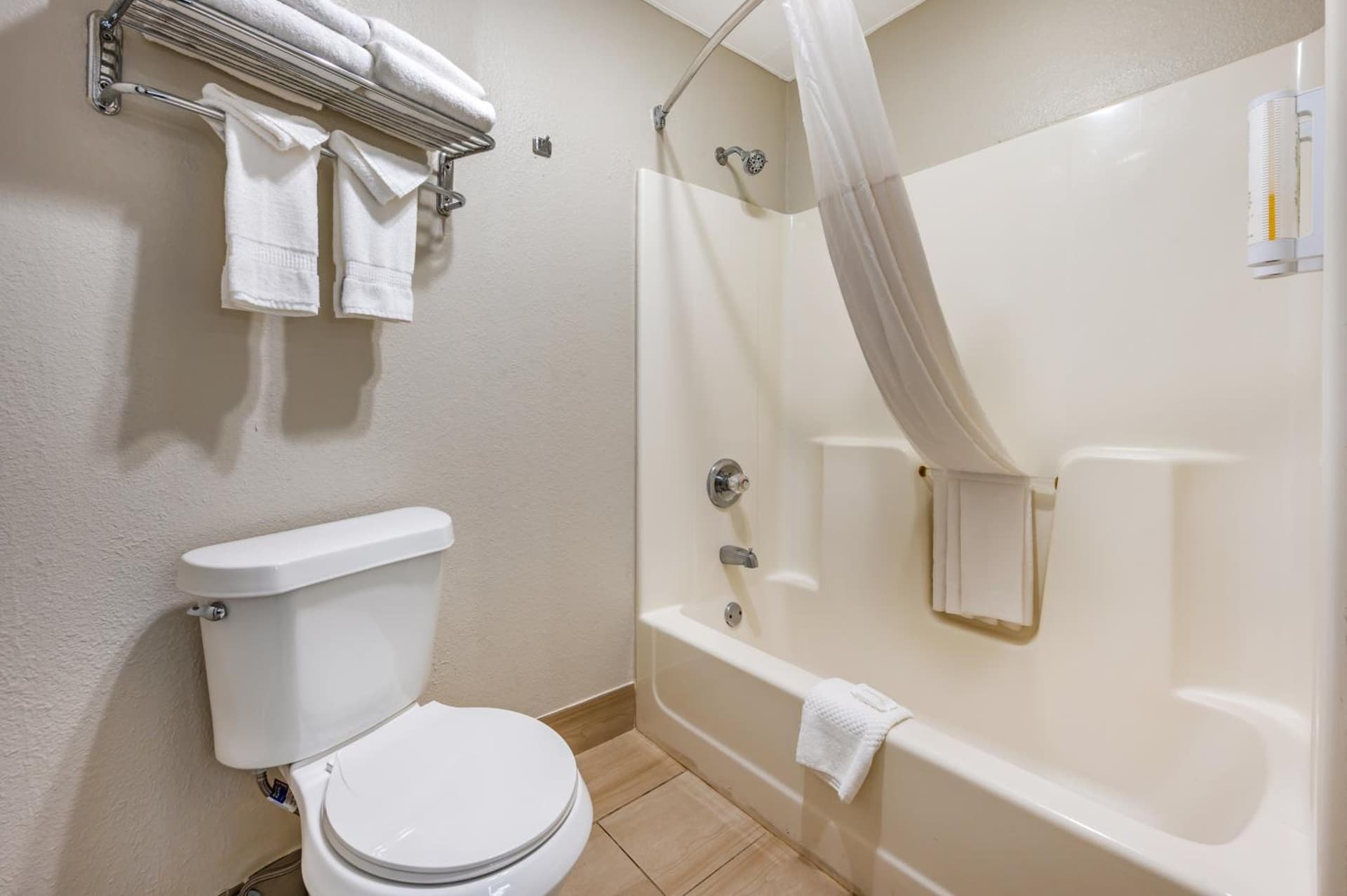 Clarion Pointe Louisville East gallery photo in Louisville, KY — image 35