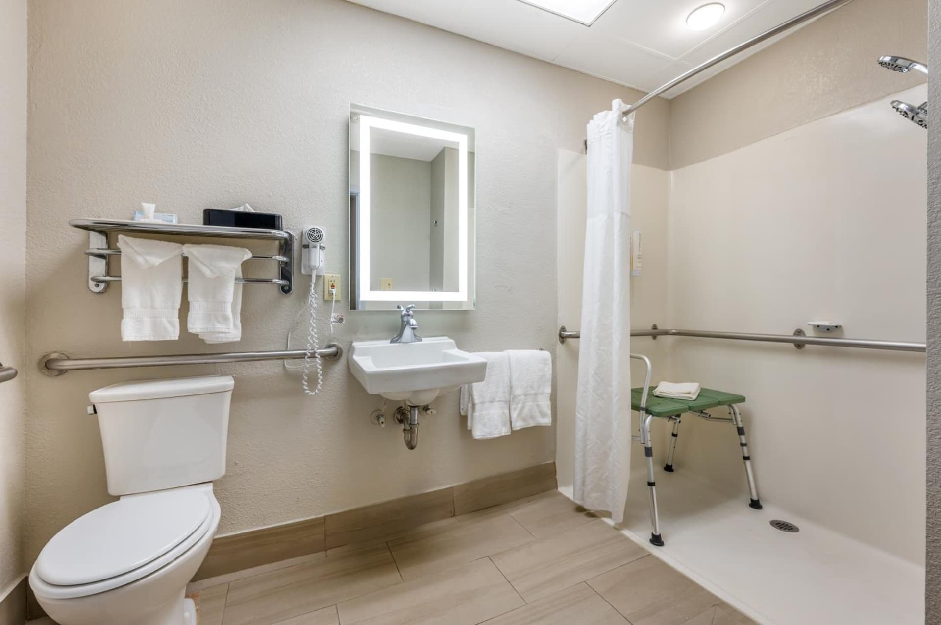Clarion Pointe Louisville East gallery photo in Louisville, KY — image 9
