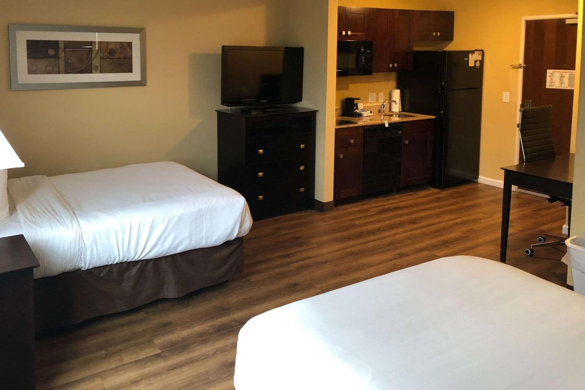 MainStay Suites Jacksonville near Camp Lejeune gallery photo in Jacksonville, NC — image 13