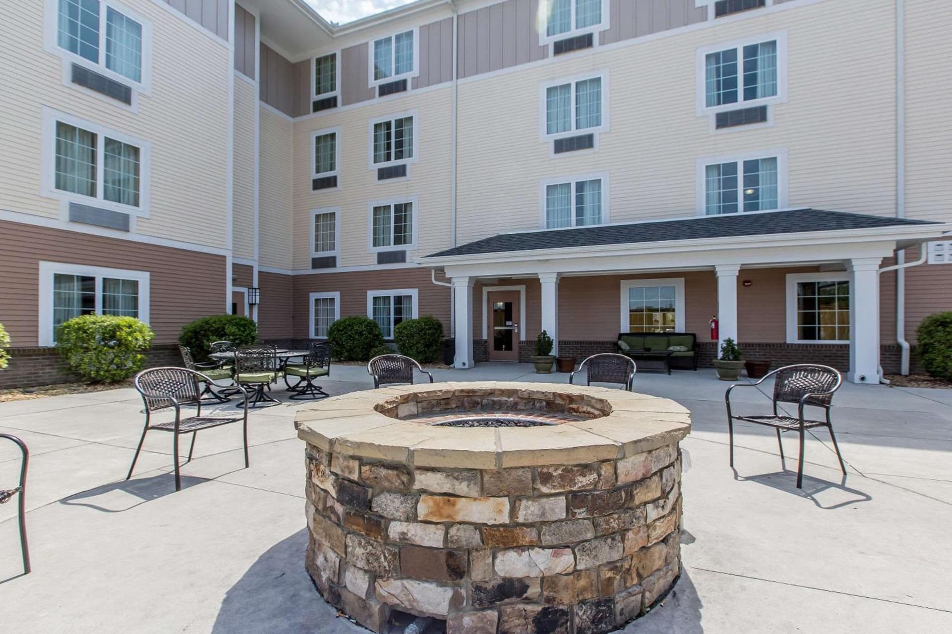 MainStay Suites Jacksonville near Camp Lejeune gallery photo in Jacksonville, NC — image 33