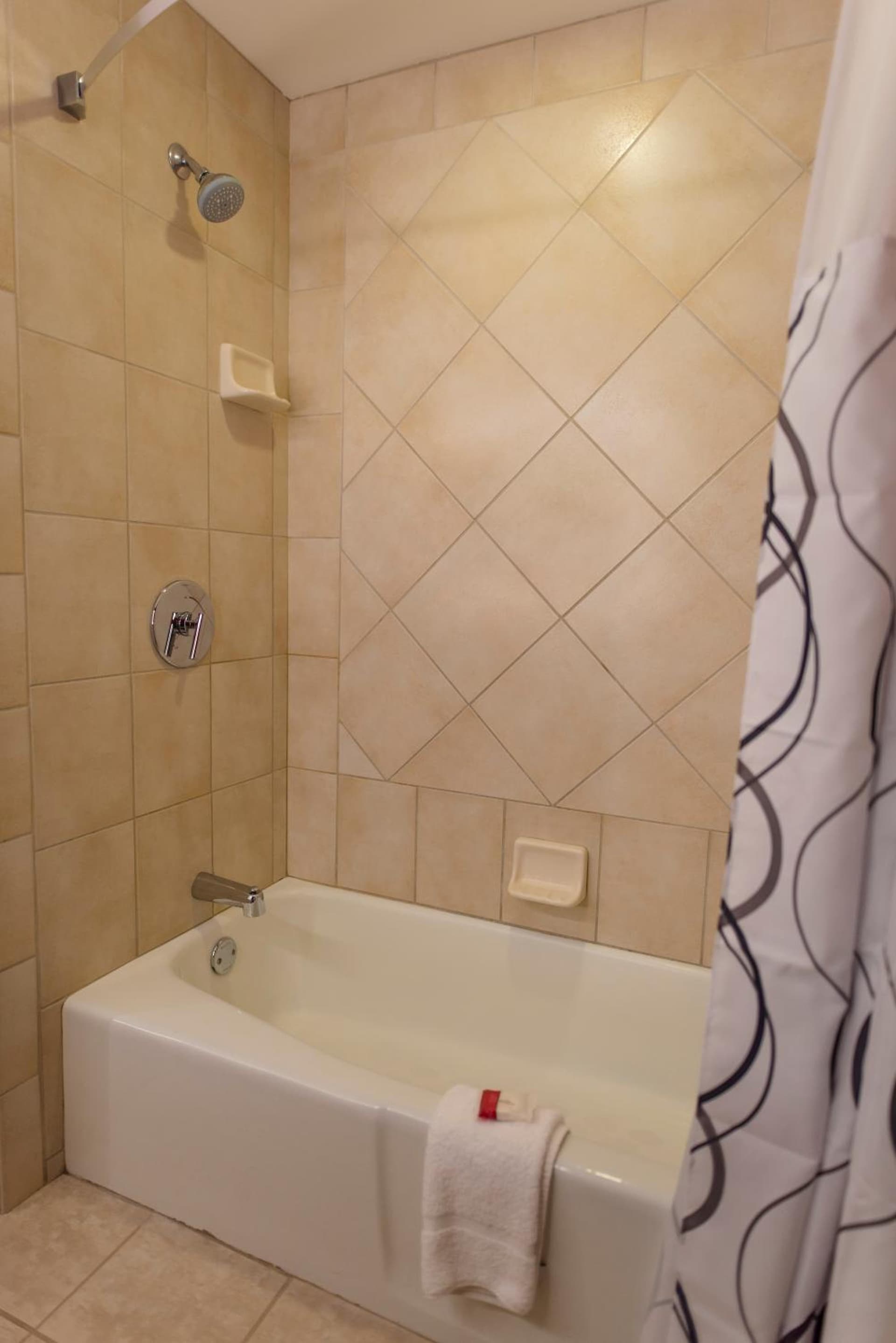Howard Johnson by Wyndham Anaheim Hotel and Water Playground gallery photo in Anaheim, CA — image 122