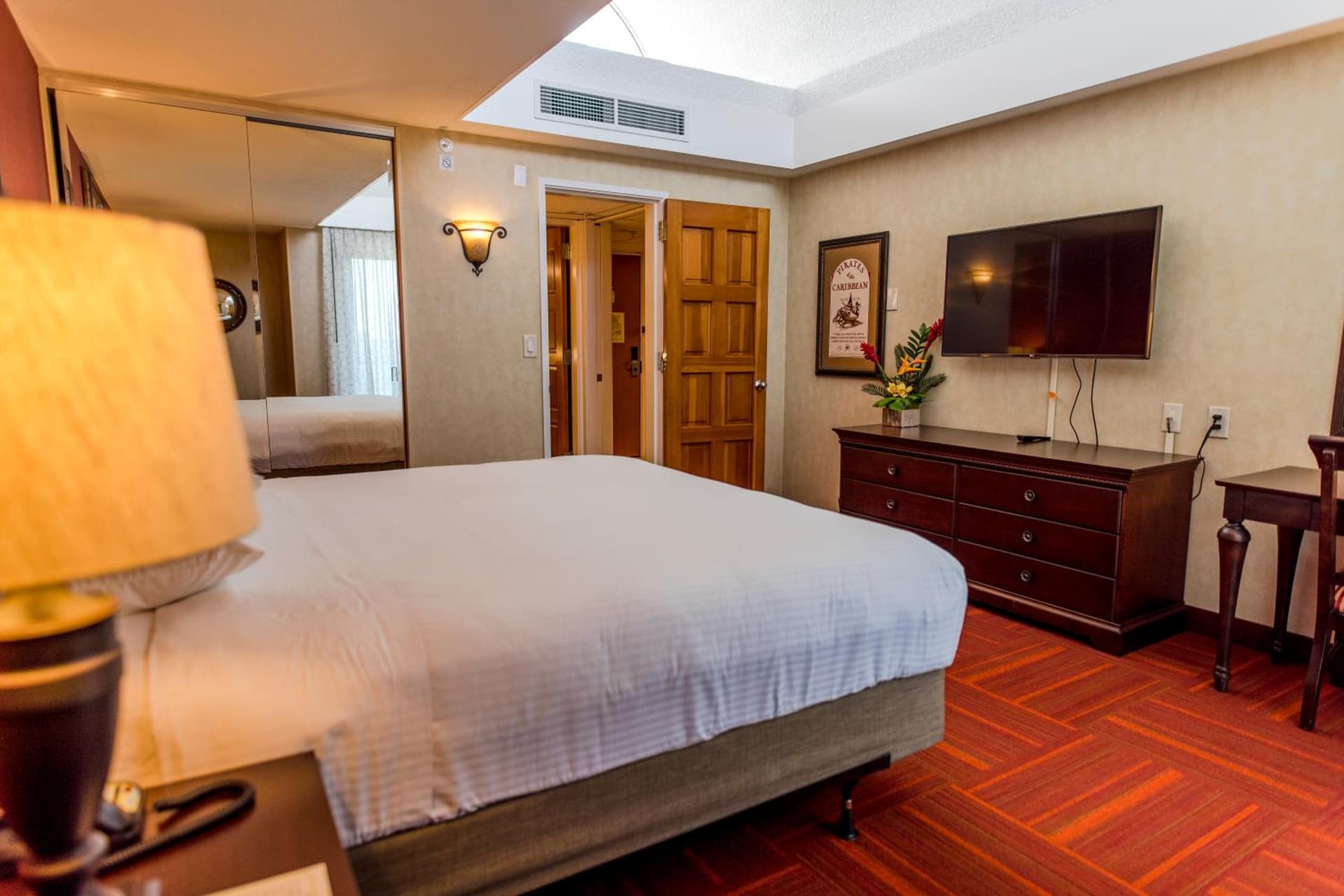 Howard Johnson by Wyndham Anaheim Hotel and Water Playground gallery photo in Anaheim, CA — image 100