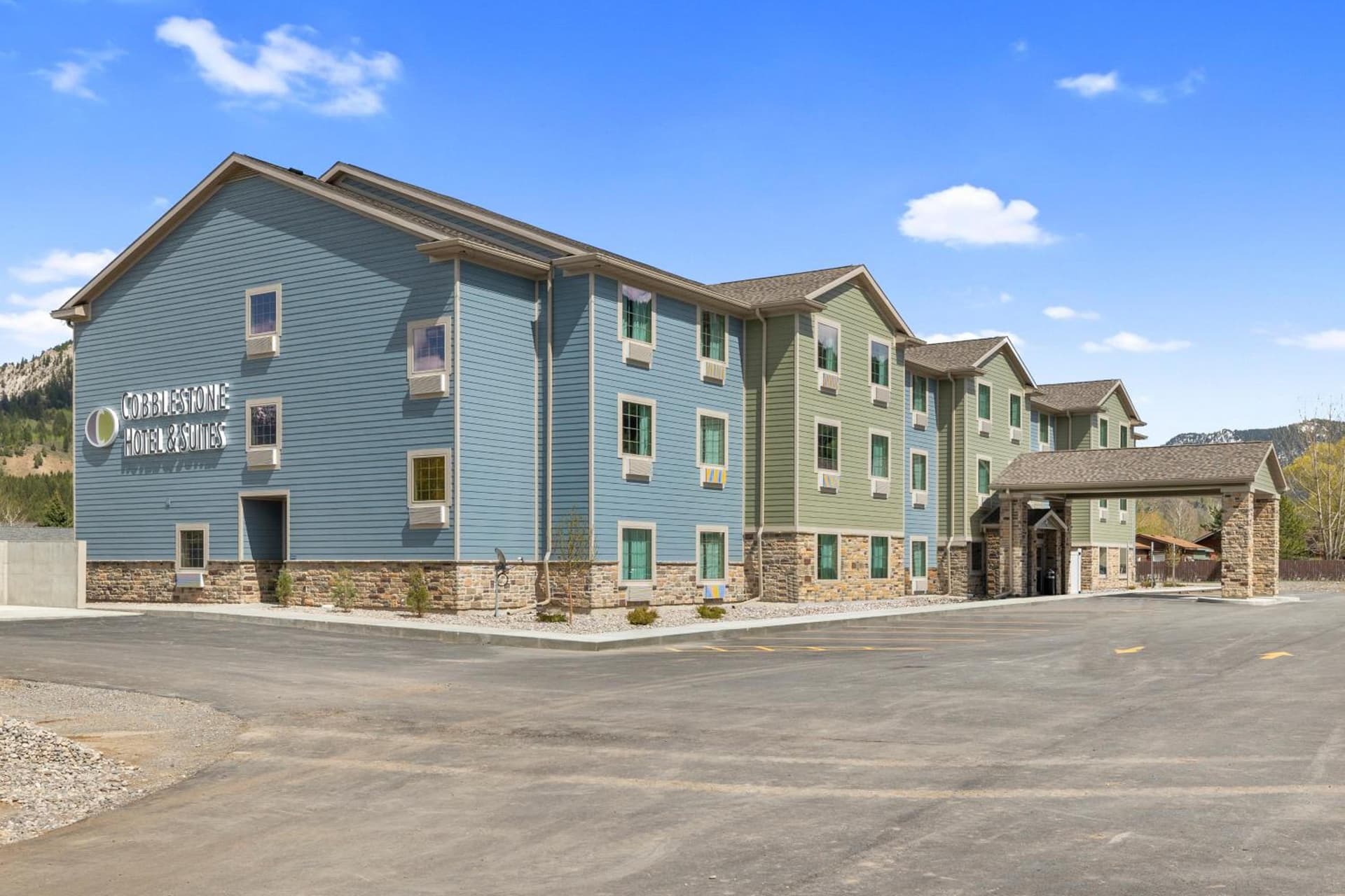 Cobblestone Hotel & Suites - Alpine interior in Alpine, WY — gallery photo 2