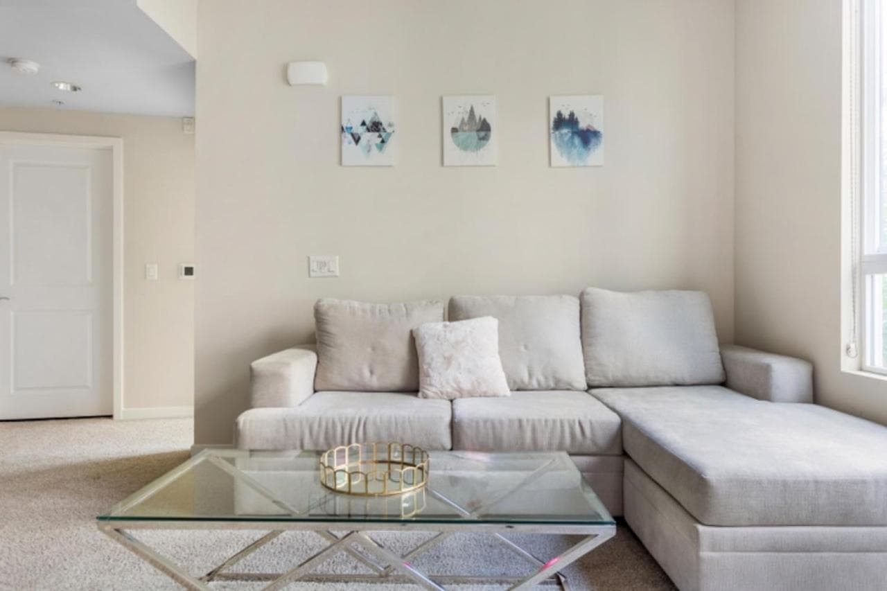 Luxury 2 Bedroom 2 Bathroom With Fitness Center and Pool interior in Los Angeles, CA — gallery photo 2